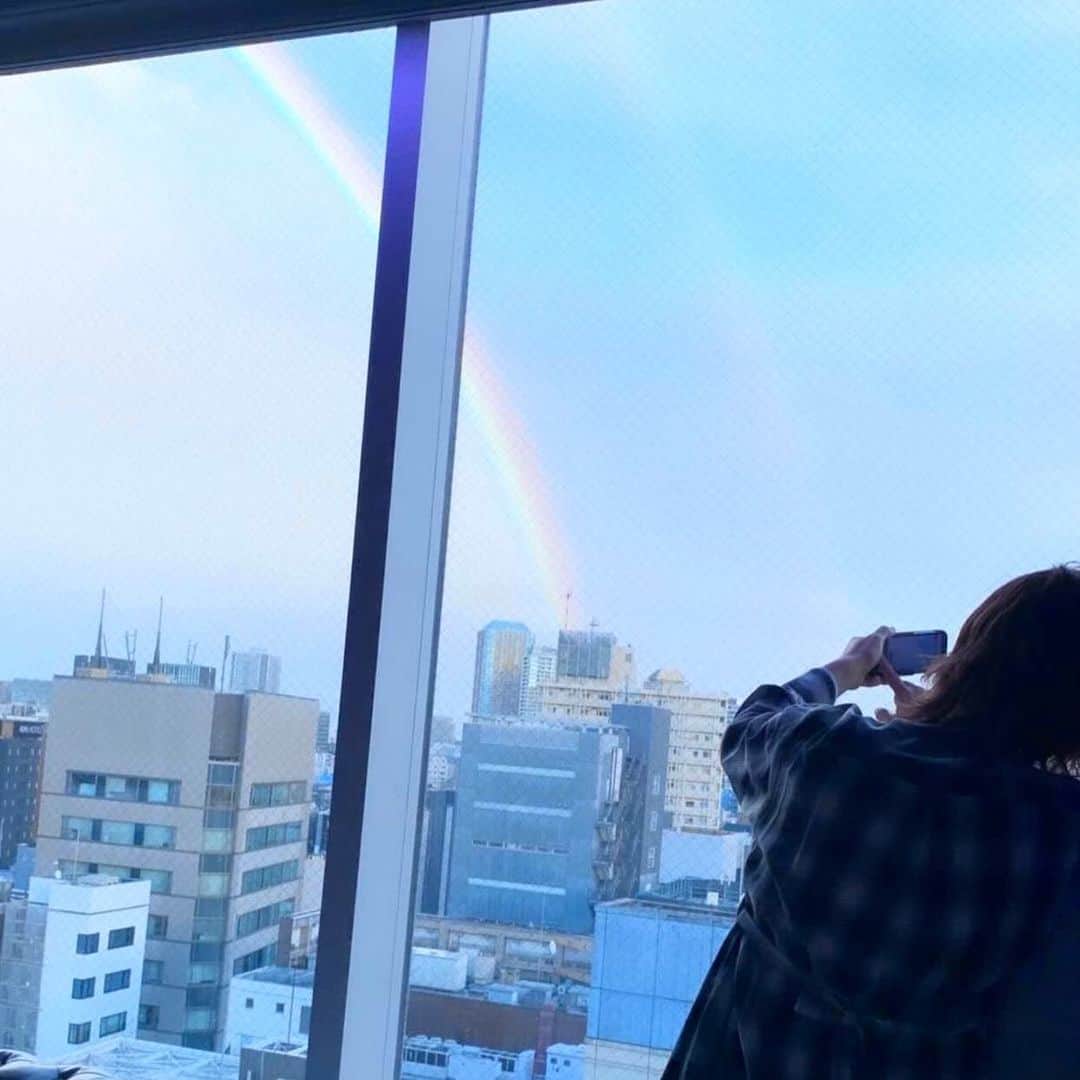 氷川きよしさんのインスタグラム写真 - (氷川きよしInstagram)「取材中でっかい虹が出ました🌈 すべての人に幸せあれ！と願うような立派な虹でした。  もしもの時に対応できるように余震に備えてください！  by kii  #氷川きよし #hikawakiyoshi #rainbow #kii #bykii #キヨラー」2月15日 19時02分 - hikawa_kiyoshi_official