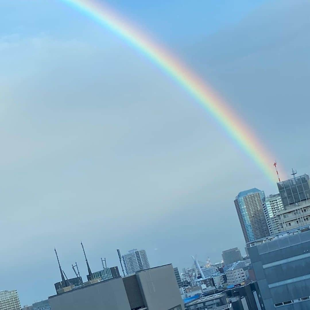 氷川きよしさんのインスタグラム写真 - (氷川きよしInstagram)「取材中でっかい虹が出ました🌈 すべての人に幸せあれ！と願うような立派な虹でした。  もしもの時に対応できるように余震に備えてください！  by kii  #氷川きよし #hikawakiyoshi #rainbow #kii #bykii #キヨラー」2月15日 19時02分 - hikawa_kiyoshi_official