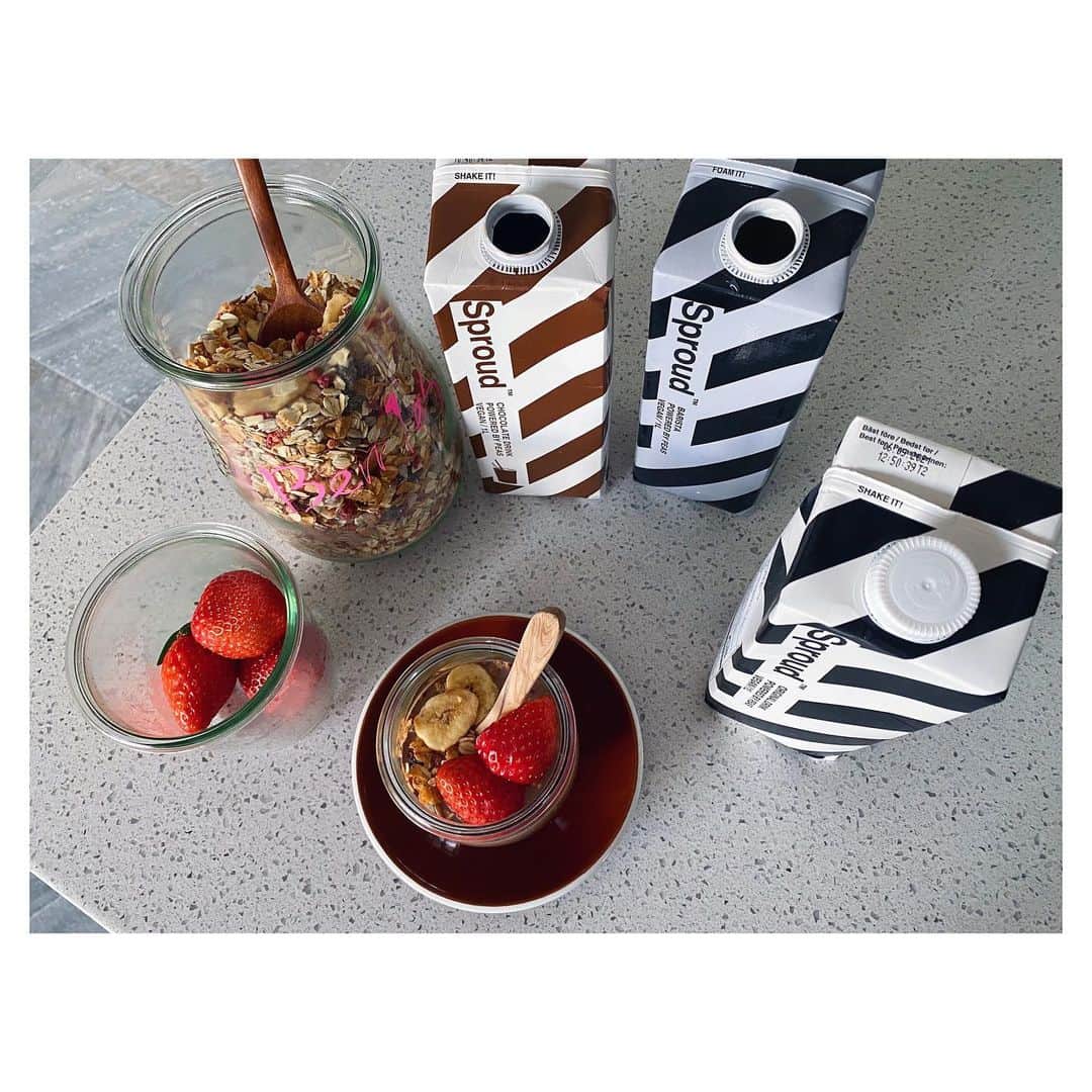チン・ジェヨンのインスタグラム：「[커밍순 #cont_공동구매 ] . 연휴지나고 1일. 어제의 인스타피드로 일이 산더미처럼쌓여 오늘 밤을새야할느낌이 뽝. 모두 정신없는 하루보내셨을듯요. . . 저 정말 냉장고에 과일소분해놓고 요즘 오후마다 마트처럼 착착꺼내먹는데 이게 클리어하는 재미가있어용ㅎ.  소분해놓으면 그래놀라부어 바로먹기진짜좋아요.  . 저희, 이번주 목요일에 첫오픈하는 스프라우드는 🥛1000ml에 250 칼로리라  뭔가 심적 든든함이있어요.  보통 넛밀크는 실패하신분들은  밍밍한맛때문인데,  스프라우드는 예쁘기도하지만 먹을수록 맛있어서 정말 중독적인맛이예요.  . 무엇보다  노란 완두콩으로만든  식물성 완두콩단백질두유라,  일반적인 두유 (대두) 보다  유전자 변형걱정이없고, 알러지가없어서, *우유를못드시는분들, 속이불편하신분들, *단백질이필요한 임산부도 섭취가능.  *아이들도 섭취가능(3세이상부터 가능) *유당불내증으로 걱정하시는분들도 편안하고 안전하게 드실수있어요.  저는, 이제 스프라우드먹다가 일반우유는 밍밍해서못먹을듯해요.  . 👋🏻Check 이번, 오픈 콘티만에구성은, 4가지맛 혼합구성을 만든건데, 원래 한가지맛 6팩으로 1box가 본구성인데요. (본사에서 절대 안된다고하셨지만 🙃) 제가, 여러가지 맛보시라고 뜯어서 혼합 1box구성을만들었어요.  그래서, 혼합은 첫오픈 이번만구성일지도요.  맛이 4가지라 입고수량이 조금씩달라요. 혼합이 먼저 품절될수있으니, 꼭 빠른찜해주세용.  ♥️저는, 오리지널1box, 혼합 1box 요롷게추천드려요.  *개봉전 실온보관 /개봉후 냉장보관 이번입고 제품유효기간은, 오리지널,바리스타21. 11 /  언스윗, 초콜릿21.09 넉넉해요.  . . 맛물어보시는분들이많았는데 4가지 맛이있어 취향에맞게드시면되세요.  오리지널/ 언스윗/ 바리스타/ 초컬릿 많은질문중  🤎바리스타는 커피맛이아니라 라떼에 가장최적화된 크리미한맛이고, 일반 넛밀크보다 거품이많이나서 라떼아트가 가능해요. *오리지널은 너무달지않고  고소한맛으로 가장많이드시는맛. (저두 요고추천) *언스위트는  아예 단맛이빠진 담백한맛 *초컬릿은 설탕은적지만 리얼초컬릿맛.  사진속 4가지맛 패키지중  올 2월 첫입고부터 (언스윗)이 구분이쉽도록 블루패키지로변경되었어요.  피드넘겨 체크해보세요.  . . ⬛️ 구매전 Check 스프라우드는 1회 2box까지구매가능해요.  포장박스가 한박스에  최대 2박스까지 들어가며 2박스 이상시에는 제품이터지거나 무게가 많이나가 배송에위험이 있다고해요.  그래서, 3box~4box 구매시 합포장이될수없어,  2박스 이상구매시 어차피 추가송장이나와  차등 배송비가 붙어요.  ex) 2박스는 기본배송료 3,000원 ex) 3박스-4박스 기본배송료 6,000원 ex) 5박스-6박스 기본배송료 9,000원  *제주.도서산간 3,000원 추가 . . 🏷이번주 목요일 18일 am11시만나용. *23일부터 순차발송되어요.  . . #콘티✖️스프라우드 (18-21) #진재영키친 @besproud  @con.t_commerce  . .」