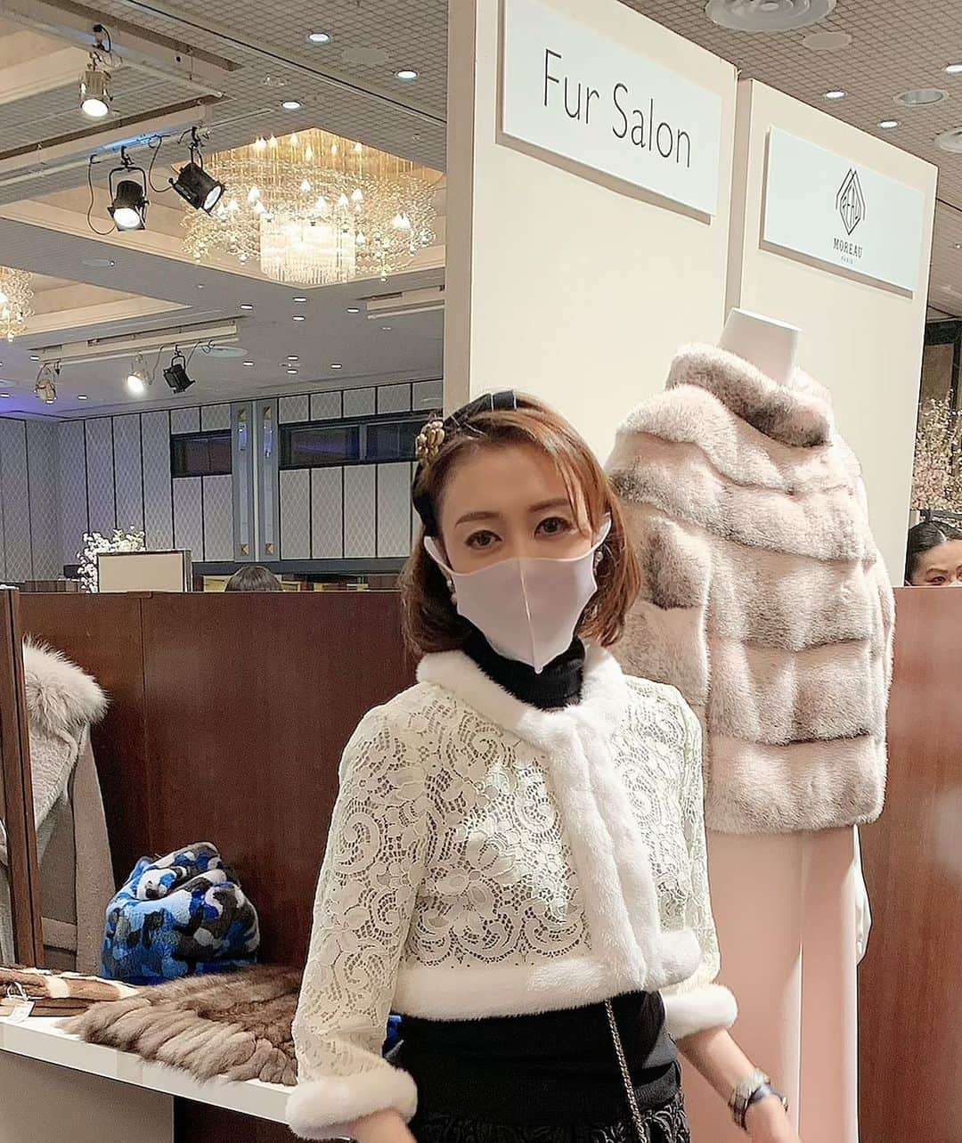 麻生あくらさんのインスタグラム写真 - (麻生あくらInstagram)「May I help you?✨💖  #akurarobe#akurarobefur #whitemink#lace @sophiehalletteofficial @akurarobe_official」2月15日 19時12分 - akura_akura