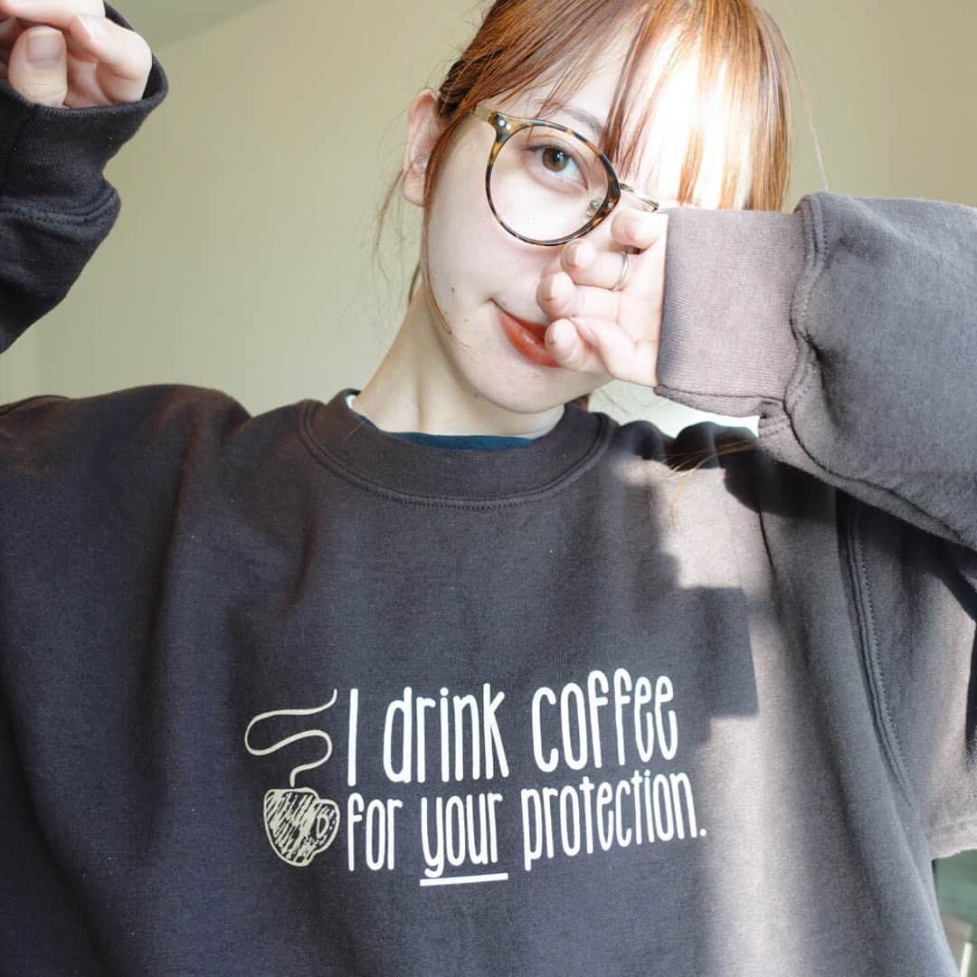 のインスタグラム：「桐生の @purehell.gunma で﻿ 撮影の時にスウェットGET☕️﻿ ﻿ 久しぶりに古着買った！﻿ 古着屋さんのにおいすごく好きだから﻿ このスウェットも超いいにおい…🧼﻿ ﻿ コーヒーもすきです☕️(ブラック派)﻿ ﻿ ﻿ ﻿ ﻿ ﻿ ﻿ ﻿ #outfit #ootd #sony #coffee #glasses #girl #purehell #gumma #clothes #コーデ #古着 #スウェット #群馬 #古着コーデ #桐生 #メガネ女子 #スウェットコーデ #followme」