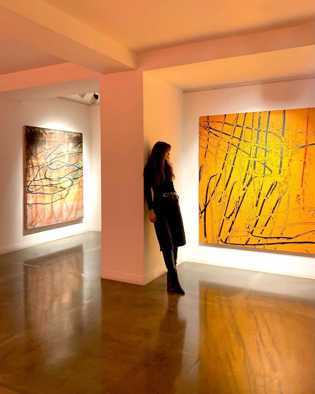 My Interiorのインスタグラム：「‘Structure and freedom, order and chaos, are only ever revealed through the mark. Where his contemporaries pursued perception, exploited new materials, repurposed popular culture, adapted graphic design, or fetishized finish, Moses was obsessed with the mark.’ - Dr Richard Davey, Author.   Through a series of diverse fluid lines, the ‘Whipline’ paintings present Ed Moses’ embodied mark. As Davey illuminates, the significance of Moses’ work lies in the elemental act of his mark making. While the flourishes of abstract marks across the canvases invoke chaos, they simultaneously declare Moses’ presence and ability to find control through chance and circumstance.   Read more about the ‘Whiplines’ series in Davey’s insightful catalogue essay online. Link in bio.  Left 📸 Ed Moses, ‘Go Green Wip on Eild’, 2008, Acrylic on canvas, 72 x 60 in, 182.9 x 152.4 cm  Right 📸 Ed Moses, ’Yenoh’, 2004, Acrylic on canvas, 72 x 60 in, 182.9 x 152.4 cm」