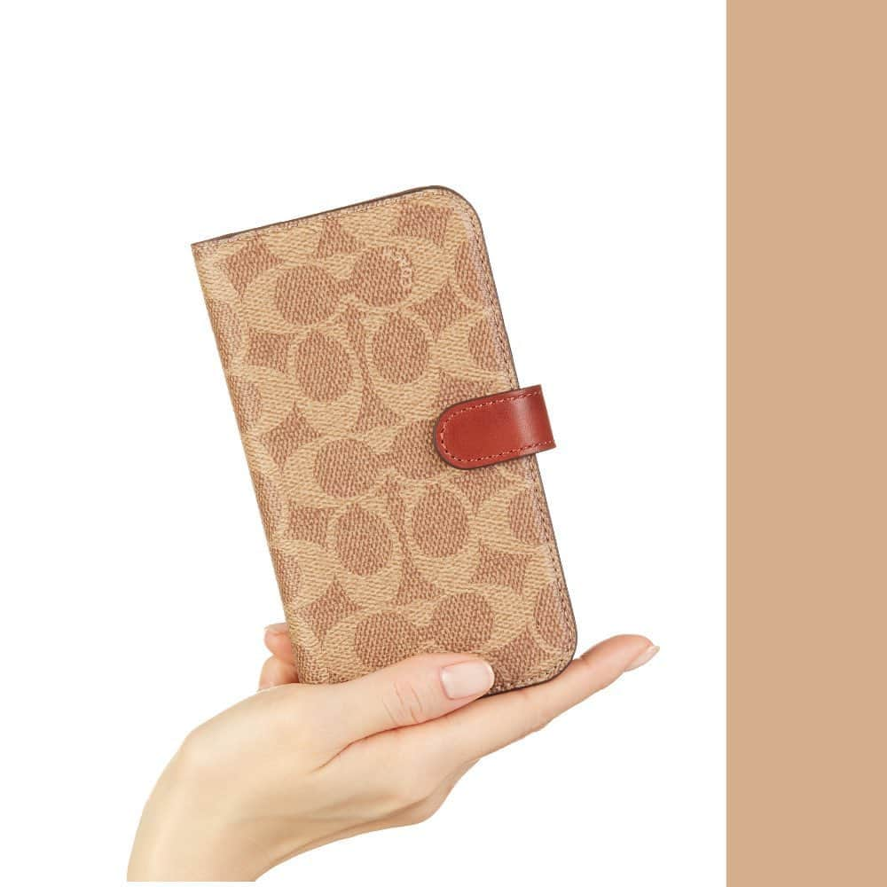 caseplayのインスタグラム：「・  ＼FOXSTOREでは【COACH 】／ のiPhoneケースを取り扱っております  -------------------  【 COACH 】 Folio Case for iPhone  幅広い層から愛される「C」のロゴが モノグラムとしてあしらわれたシグネチャーシリーズ  素材には COACH のバッグで使用される生地を そのまま使用しており、高級感がありますね  内側にはカードを収納できるポケットもついています！ ケースが2WAYになっているので、 レザーのケースをはずして内側のケースのみでも お使いいただけます◎  ビジネスでもプライベートでも 使えるシンプルなデザインで 性別問わずお使いいただけます  FOXSTOREで人気の商品です 色違いでご購入される方も多いです◎ プレゼントにも最適ですね！  カラーは3色展開でご用意しています  〇詳細はトップページリンクより 公式ONLINE SHOPでご覧ください  〇REAL STOREにもお取り扱いございます ※店舗によって一部お取り扱いが無い場合も ございますので、実物をご覧になりたい際は 店舗にお問合せの上、ご来店くださいませ  --------------------  【対応機種】  ・iPhone 12/12 Pro ・iPhone 12 mini ・iPhone 12 Pro Max  【カラー】  ・FloralSignatureGlitterAccents （シグネチャー柄に小花柄のデザインです） ・Signature C Black ・Signature C Khaki→画像のカラーです  --------------------  その他のiPhone 12 シリーズ対応のケースも 多数ございますので、 是非【公式ONLINE SHOP】 または【REAL STORE】にて チェックしてみてください  # COACH #コーチ#iphonecase #iphoneケース #iphoneカバー #iphoneカバー #スマホケース #アイフォンケース #携帯ケース #スマホカバー #iphone12ケース#iphone12proケース #iphone12miniケース」