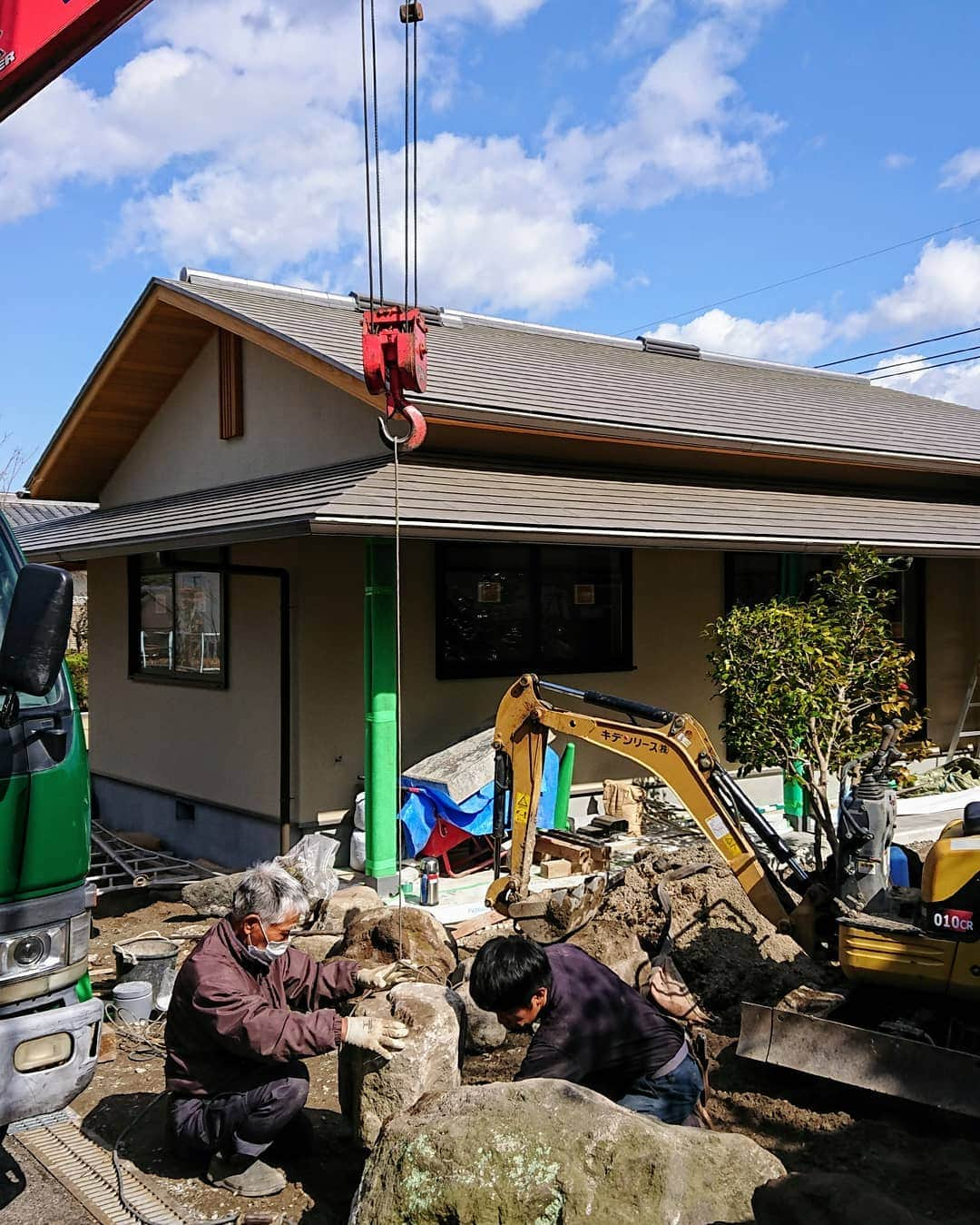 有限会社わさだ工務店のインスタグラム：「寒田の現場。 造園工事の真っ最中。 別府石の石積みで、車寄せと庭を見切ります。 #注文住宅 #インテリア #マイホーム #新築 #家 #暮らし #住宅 #自然素材 #建築 #住まい #木の家 #デザイン #施工事例 #一戸建て #設計 #ライフスタイル #自由設計 #家づくり #ハウスメーカー #木造住宅 #工務店 #大分の工務店 #暖かい家 #涼しい家 #わさだ工務店 #石積み #車寄せ #見切り #別府石 #造園」