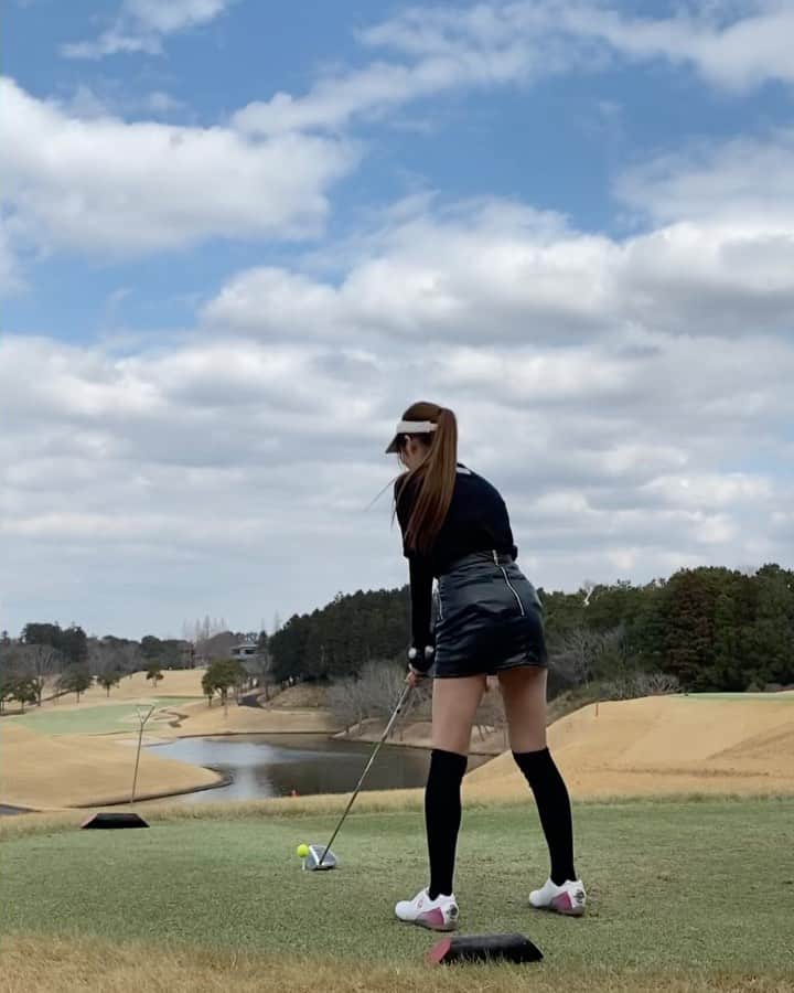 のインスタグラム：「. ドライバーショット🏌️‍♀️☀️ いろんな角度から📸 . ①②は右にいっちゃったやつ🥲 最近ドライバーは狙ってるところに飛んでく率高かったのに、右にいっちゃうのがチラホラ、、🥲 治した〜い🥺🙌 . ③動画載せようと思ったら凄くアップになっちゃった🤔 これは割と上手くいったと思うやつ🙌✨ . 体幹鍛えて、もっとしっかり振れるようになるのが目標！🏌️‍♀️ . ちなみにインナーパンツはしっかり履いてます🩲🤫 . #ゴルフ女子#ゴルフ初心者#ゴルフ#ゴルフウェア#ゴルフコーデ#ゴルフスイング#スイング動画#ドライバーショット#ゴルフ好きな人と繋がりた#成田ゴルフ倶楽部#golf#golfstagram#golfswing#golfgirl」