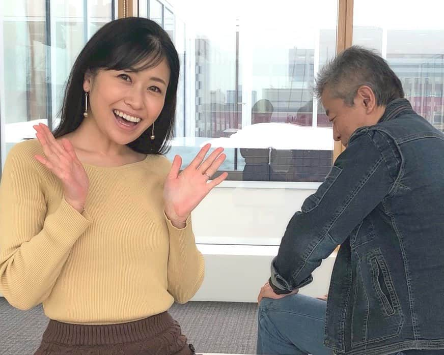 室谷香菜子さんのインスタグラム写真 - (室谷香菜子Instagram)「HBCラジオ「カーナビラジオ午後一番！」 聞いていただいた皆さん、ありがとうございます！メッセージもたくさんありがとうございました！！ 家事話から、 YASUさんに"夫婦とは"の話を空き時間にたくさんしてもらい、しゃべりっぱなしの4時間でした🤣楽しかったなぁ。 うつむいてますが、YASUさん、めちゃくちゃ元気です✊  今週は生放送出演がたくさんで、 明日はHBCラジオ「アフタービート！」 明後日水曜日はHBCテレビ「今日ドキッ！」 土曜日はHBCラジオ「おさんぽ土曜日」 です！ たくさん寝て食べて、元気にお送りします〜☺️🙌  #カーナビラジオ #HBCラジオ #HBCテレビ #YASUさん #KingGnu #白日  #キングヌー愛 #語りました」2月15日 19時15分 - hbc_muroyakanako