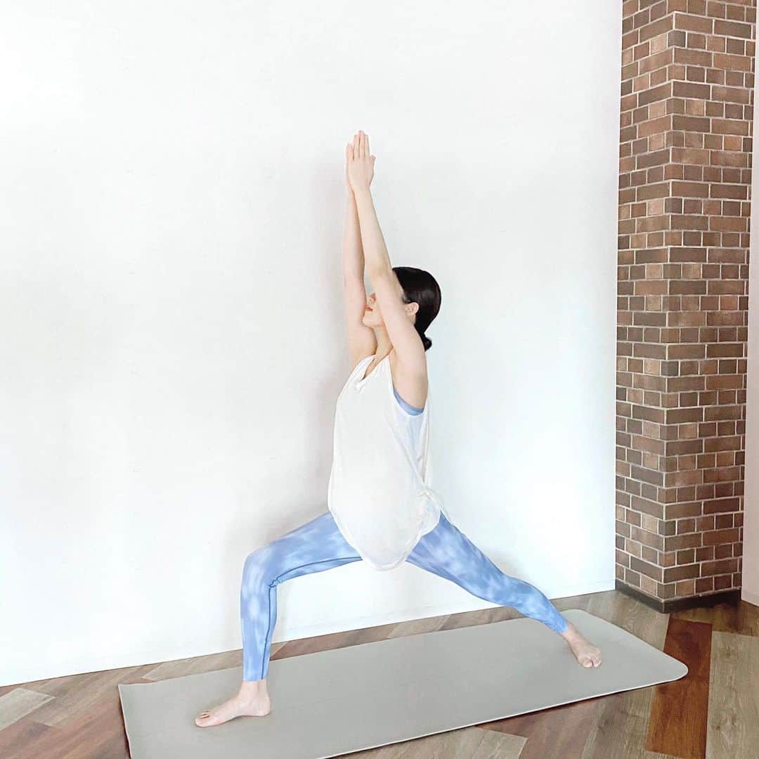 DANSKIN Japanのインスタグラム：「【YOGA STYLE】  自宅で過ごす時間が増え、 オンラインヨガをされる方も多いのではないでしょうか。 ダンスキンのこれまでのオンラインヨガ配信はIGTVからご覧いただけます。  シアー素材のレイヤードトップは、 吸汗速乾機能を備えたコットンのような手触りで汗をかいても快適。 スポーツブラやカップ付きミドルトップの カバーアップにもおすすめのアイテムです。  あわせたプリント柄のレギンスは まるでセカンドスキンのように肌馴染みの良いアイテム。 締め付け感が少なくストレスフリーな着心地です。 裾口はフリーカットで縫い目によるごろつきを軽減。 ストレッチ性はもちろん、 運動して汗をかいても安心の吸汗速乾、抗菌防臭 紫外線対策に役立つUVプロテクト(UPF50+、紫外線カット率95%以上)機能も備えています。  トップス SHEER SLUB LAYERED TANK TOP No.DC521107 ￥6,380  レギンス SKINISH PRINT LEGGINGS No.DA20102P ￥8,800  商品詳細はタグ付けをチェック✔  #danskin #danskinjapan #ダンスキン #しなやかに生きる」