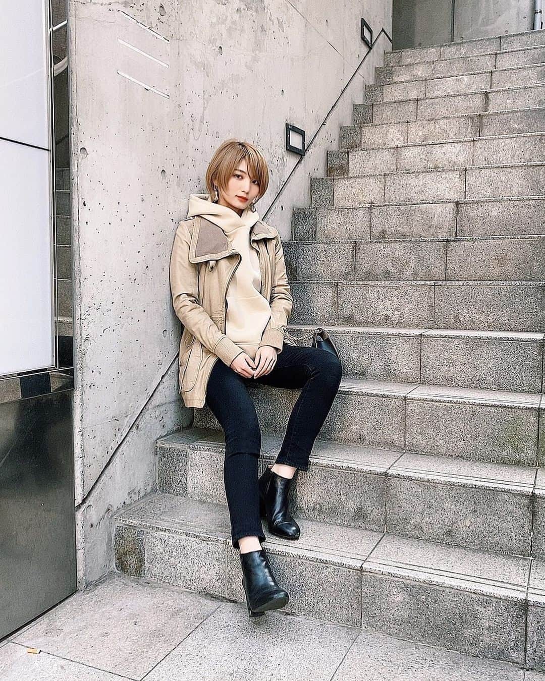 サキのインスタグラム：「. 立体感出るパーカーが好き #publictokyo」