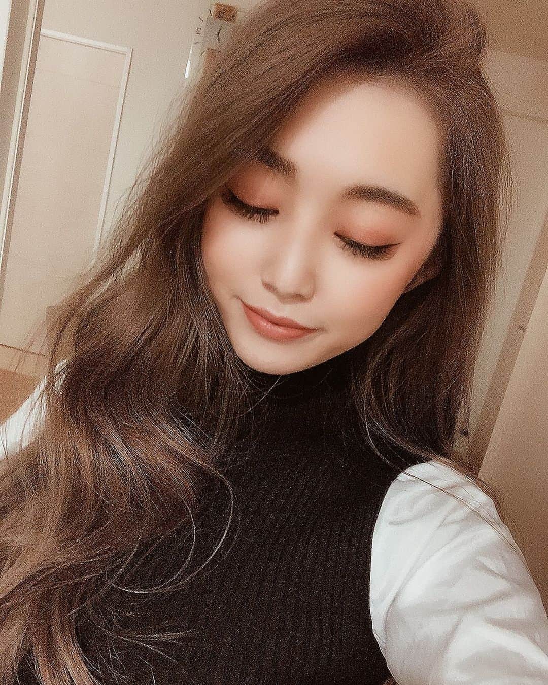Yuria_Kawashimaのインスタグラム：「. . 最近昼間暖かいから 気分でオレンジ🍊系シャドウしてみた★ . 似合わなかった🥸💭笑 . #offday#cafe#fhoto#favorite#followme#like4follow#happy#lfl#followforfollowback#holiday#フォロバ#いいね#좋아요반사#소통해요#카페투어#카페스타그램#렌즈리뷰#일상#ヘアカラー#ヘアアレンジ#春メイク#オレンジカラー#オレンジメイク#ヘア#メイク」