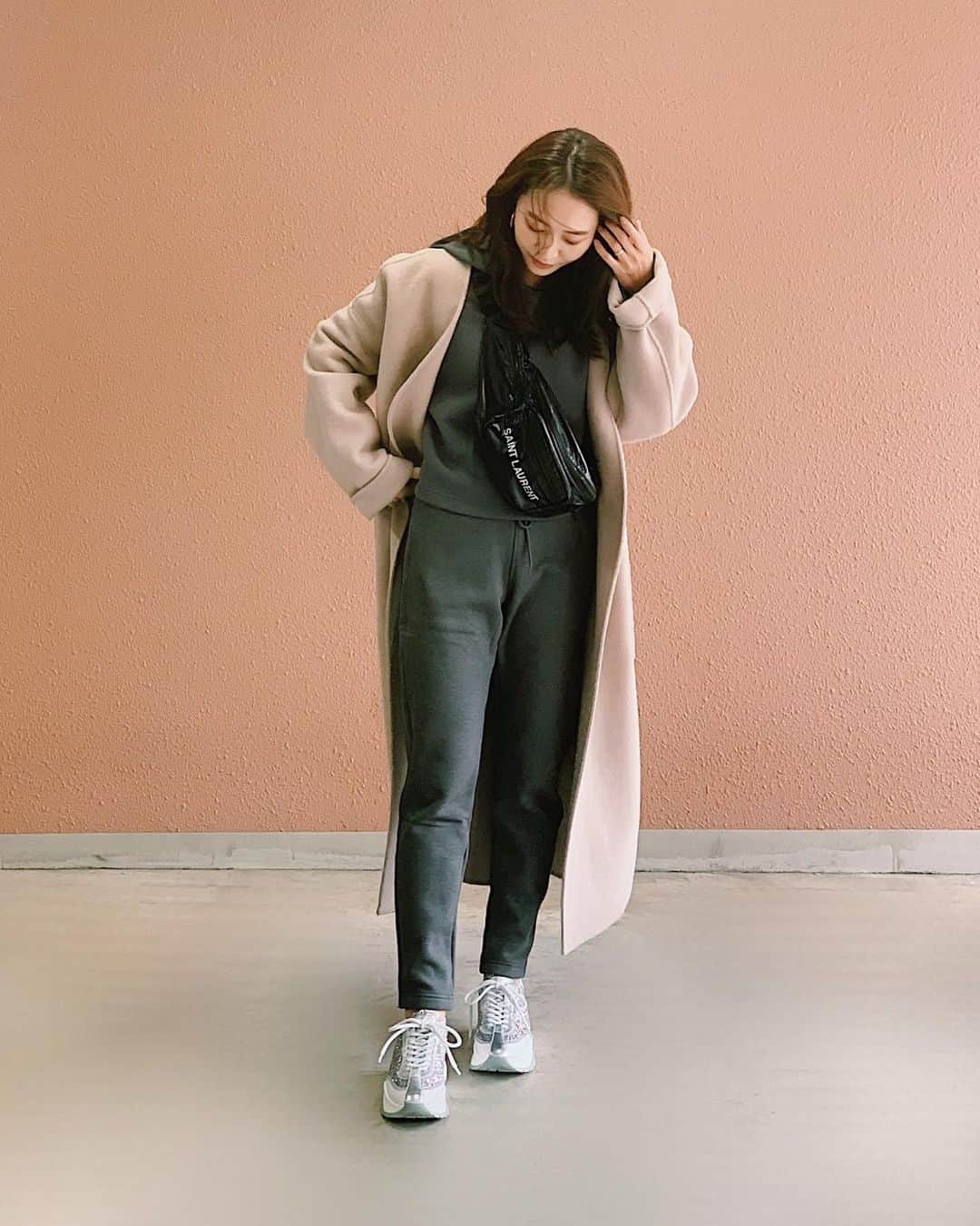 鈴木優美 のインスタグラム：「昨日のお祝いコメントメッセージやDMなどありがとうございました✨ いくつになっても"おめでとう"は嬉しいものですね☺️ . こちらは先日の。 実はこちらも #上下ユニクロ 🖤 . foodie&pants @uniqlo #uniqlo #ユニクロ  outer @norc.jp #ノーク  bag @ysl #ysl #サンローラン  sneaker @jimmychoo #jimmychoo #ジミーチュウ  . 個人的にセットアップ風にしているだけで、 #ドライスウェットプルパーカー と #ストレッチフリースパンツ ！ パンツはオンラインのXSが完売していてSですが、ウエストを絞ればシルエットはとてもキレイでお気に入りです♪ . . . . . . #ジムコーデ #カジュアルコーデ #アスレジャー #きれいめスポーティー #着回しコーデ #ユニクロコーデ #ユニクロ購入品 #上下ユニクロ部 #ユニクロの輪 #プチプラコーデ #プチプラ #シンプルコーデ #ママコーデ」
