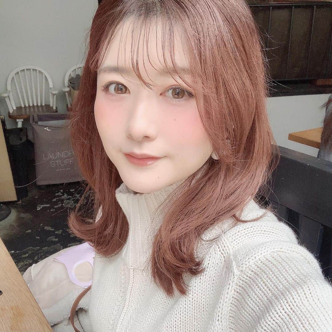 mimisomiさんのインスタグラム写真 - (mimisomiInstagram)「0円ヘアカラー！﻿ ﻿ 人に会う機会が減ってヘアサロンにも﻿ セルフカラーをする気にもなれず﻿ お出かけ先で撮った髪の毛は、プリン...！🍮💦﻿ ﻿ 最近はアプリのヘアカラーに頼ってます🙈w﻿ ﻿ ========================﻿ ﻿ ❤︎ おすすめアプリ ❤︎﻿ ・ Beauty plus﻿ ・ Makeup Plus﻿ ﻿ ✔︎ビューティープラスは、いつも自撮りでヘビロテしてます！プリンヘアを自然に直せるので、おすすめ♡﻿ ﻿ ✔︎メイクプラスは、メイクを細かくプラスできて感動♡マスクメイクで薄いリップも、質感まで選べちゃう💄﻿ ﻿ そして派手髪がすごい！ハイトーンさんなら、そのまんまの色を乗せられそう！暗髪さんは、透過度を調整して馴染ませると、仕込みカラー風に。﻿ ﻿ アッシュになりにくい髪だから、このアプリでヘアチェンジできるのがうれしい🙈✨﻿ ﻿ ========================﻿ ﻿ おまけ﻿ バレンタインに、ひめぴょんからヴィルを授かりました🙈✨ww﻿ ﻿ ﻿ ﻿ ﻿ ﻿ ﻿ #加工アプリ #アプリ加工 #ヘアカラー #ヘアサロン #セルフヘアカラー #ヘアカラー #加工テク #メイク加工 #加工メイク #リップメイク #アイメイク #加工の仕方 #加工方法 #加工画像」2月15日 19時29分 - mimisomi33