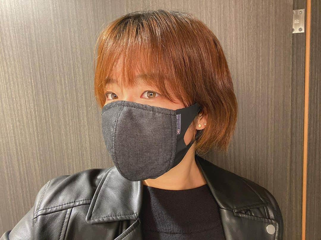 秋山みなみさんのインスタグラム写真 - (秋山みなみInstagram)「. 日頃サポートして頂いているアクアドレスさんが 新たなプロジェクトを始動しウイルス対策のマスクを新しく開発されました！  私の感想としては以前よりも厚みが増しシャットダウンしている感じがあるのに、 息苦しさや鬱陶しさがなく装着しやすい印象です😊 にしても黒かっこいい！ kyotosports.com  #アクアドレス #Aquadress #マスク #ウィルス #ウィルス対策 #黒 #スポーツ #アスリート #女性アスリート #スポーツ女子 #テニス #テニス女子 #トレーニング #予防 #感染対策」2月15日 19時22分 - mi_nami43