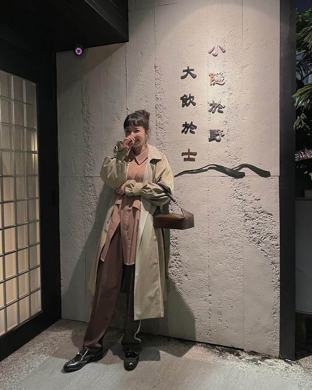 謝琦琦（Kiki）のインスタグラム：「初四社區終於可以倒垃圾了 整個過年廢到不行 就這件事記得最清楚  風衣/ @no.11official  襯衫褲子是未來新品 鞋/ @churchs  包/ @rejinapyo」