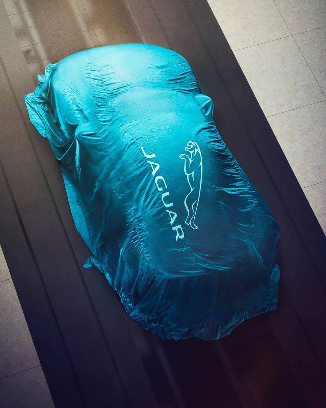 Jaguarのインスタグラム：「Reimagine the future of modern luxury. Over the next five years, #Jaguar will undergo a renaissance as an all-electric luxury brand. Hear more from Thierry Bolloré, Chief Executive Officer, with the link in our bio.」