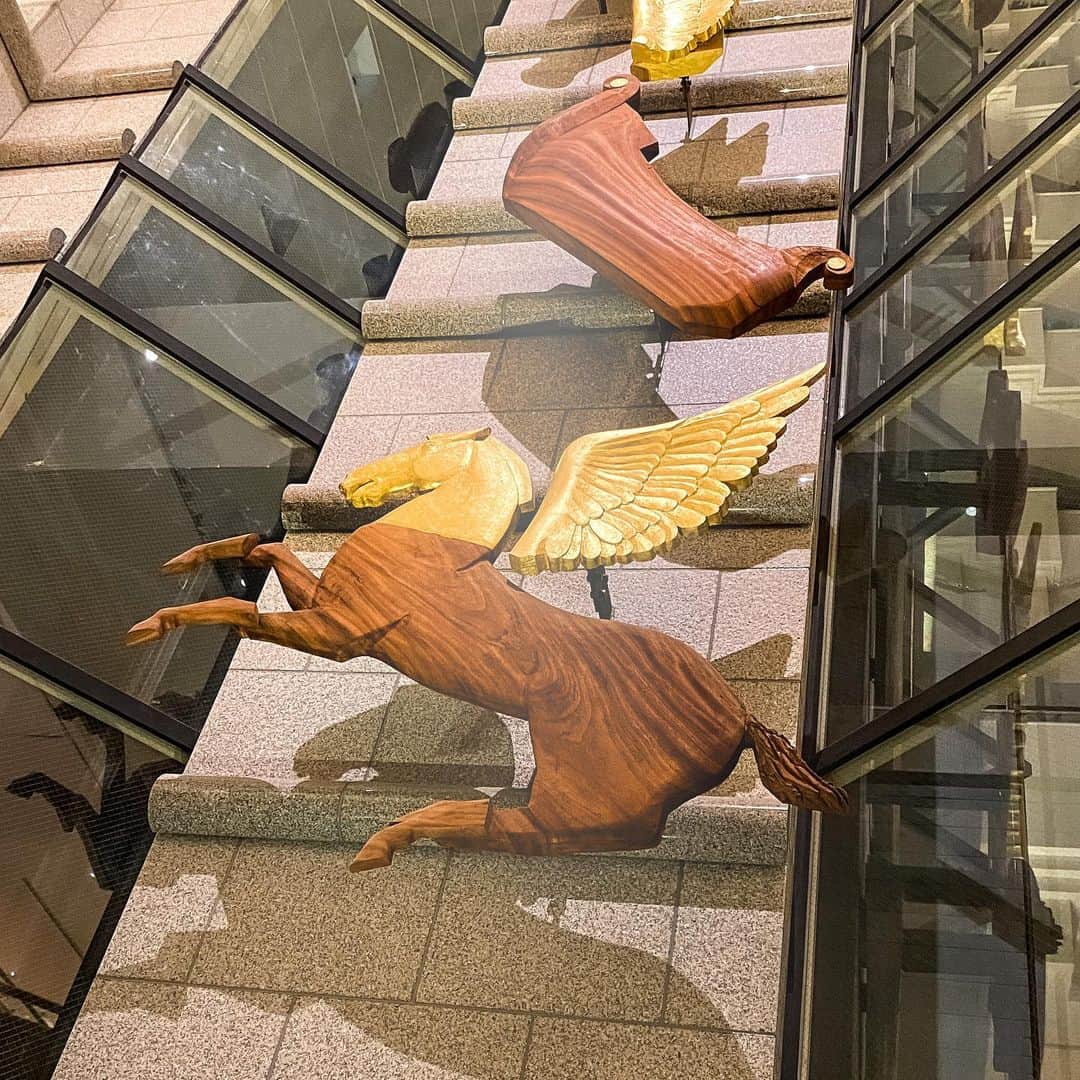 ヨコハマ グランド インターコンチネンタル ホテルさんのインスタグラム写真 - (ヨコハマ グランド インターコンチネンタル ホテルInstagram)「ホテル最上階の中国料理「カリュウ」。この店名の由来をご存知ですか。  #カリュウ ＝驊騮は、中国語で赤毛の駿馬を表し、荘子の「騏驥（きき）は一日にして千里を馳す」という詩に由来しています。  実は、アトリウムロビー壁面のインスタレーションの「馬」のアートパーツも、地上約100ｍの高さにある同店に駆け上っていこうとする「天馬」をイメージしたもの。カリュウにご来店の際は、ぜひ「天馬」と一緒に天空に上る気分をお楽しみください。  #中国料理 #カリュウ #驊騮 #メインダイニング #ヨコハマグランドインターコンチネンタルホテル #みなとみらい中華 #みなとみらいデート #ホテル最上階 #みなとみらい夜景 #天馬 #由来 #chinesecuisine #chineserestaurant #karyu #minatomirai #yokohama #intercontinentalyokohamagrand #横滨 #港未来 #요코하마 #미나토미라이」2月15日 19時24分 - intercontinentalyokohamagrand