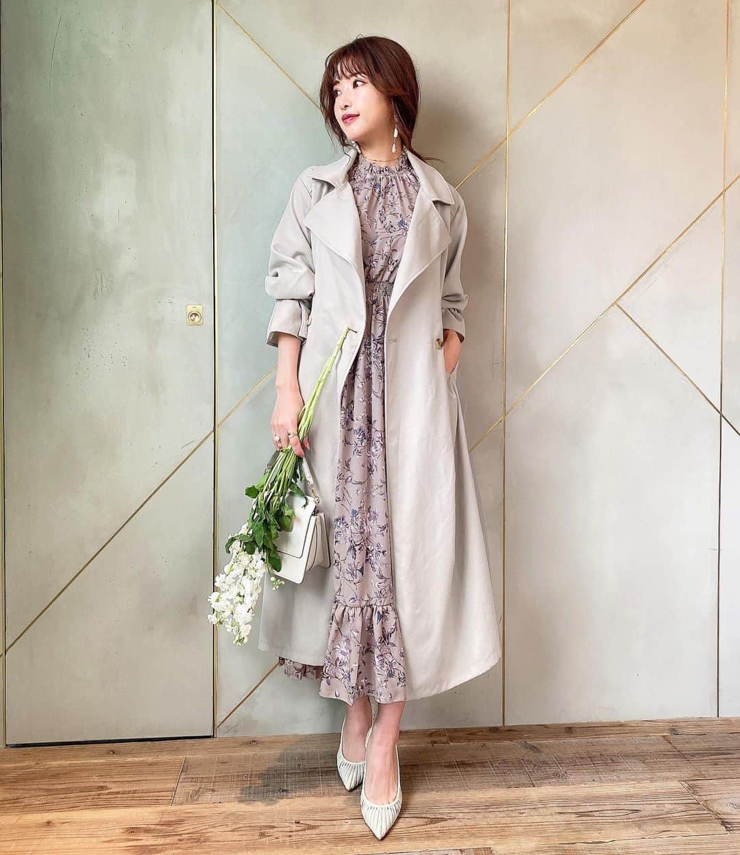 MICOAMERIのインスタグラム：「.﻿ 本日発売の新作🌹 ﻿ 今っぽいシルエットが魅力的な トレンチコート♡ バックスタイルも抜かりなく…💓 ﻿ 肌寒い春先にぴったりです🕊 ﻿ #micoameri#ミコアメリ#舟山久美子#くみっきー#ファッション#モテコーデ#春デート#トレンチコート#コート」