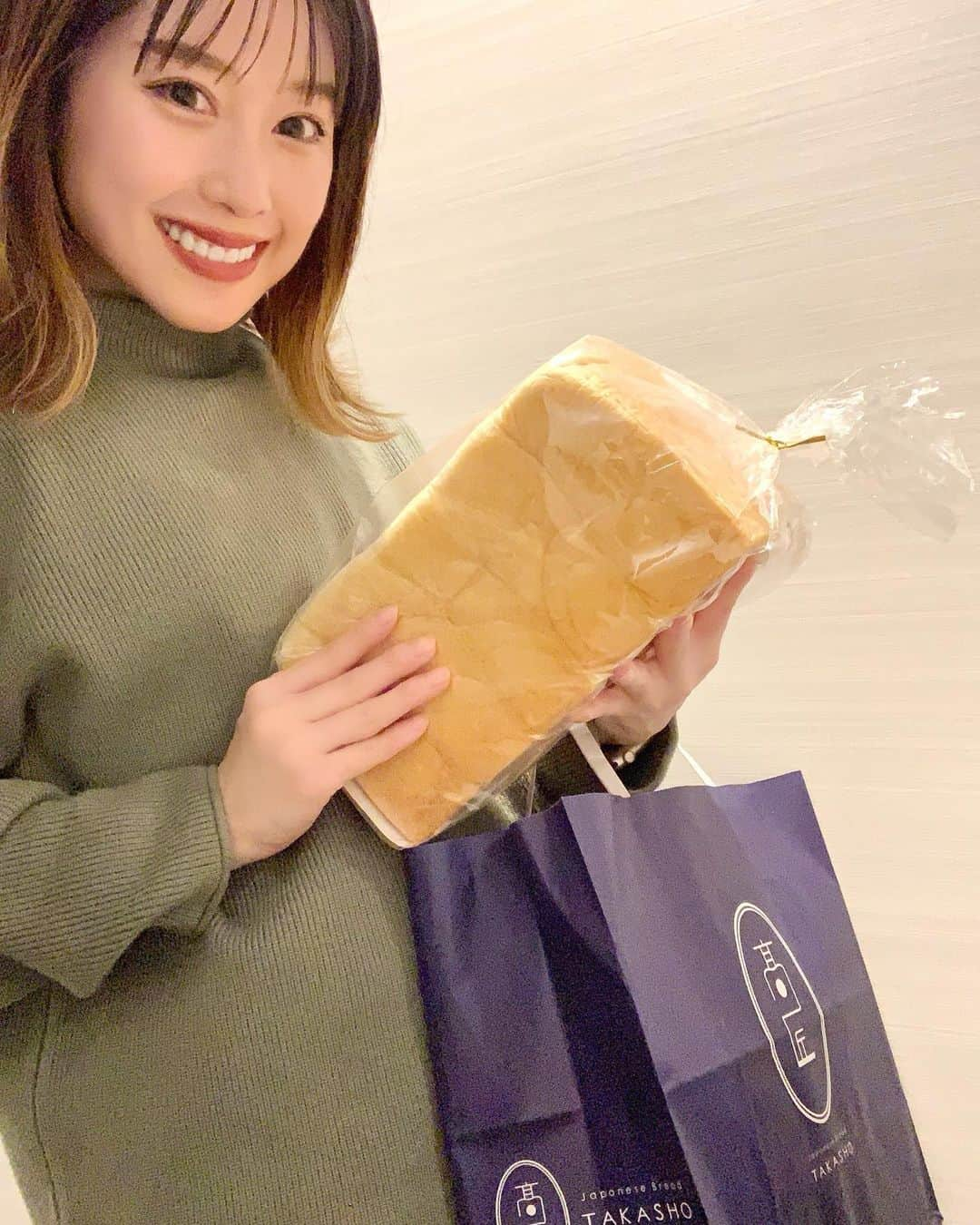 峰麻美のインスタグラム：「最近お気に入りの【高匠】の高級食パン🍞  ずっしり重いのに、口当たりはとても軽くてふんわりしてて、噛めば噛むほどもちもちとした食感が楽しめます😆  甘めのジャムにもお食事にも合うんだけど、そのまま食べると小麦の風味と甘味がダイレクトに伝わって本当に幸せな気分になれるよ！笑  みなさんにもぜひ食べてほしいなぁ✨  #高級食パン #高匠 #食べ出したら止まらないやつ」