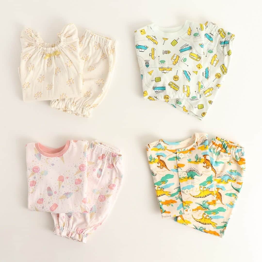 エフオーオンラインストア 子供服さんのインスタグラム写真 - (エフオーオンラインストア 子供服Instagram)「デザイン色々♪春パジャマ  お気に入りがきっと見つかる♬ 豊富な柄、デザインの新作パジャマが多数入荷中です。 長袖から半袖まで、可愛いパジャマが勢ぞろい！  ▼BOY総柄前開きパジャマ(恐竜)_ふわ糸 ￥1,800+tax 　color:mint,offwhite 　size:80～140cm  ▼BOY総柄かぶりパジャマ(車柄)_ふわ糸 5分丈 ￥1,800+tax 　color:mint,ivory 　size:80～140cm  ▼GIRL総柄かぶりパジャマ(アイスクリーム)_ふわ糸 5分丈 ￥1,800+tax 　color:laverder,pink 　size:80～140cm  ▼GIRL総柄かぶりパジャマ(花柄) 5分丈 ￥1,800+tax 　color:offwhite,pink 　size:80～140cm  ※商品一覧はサイト内「F.O.KIDS」ブランドカテゴリから特集ページをご確認ください。  #キッズパジャマ #パジャマ #おうち時間 #foonline #fokids #子供服 #こどもふく #ベビー服 #キッズコーデ #女の子 #男の子 #女の子コーデ #男の子コーデ #娘コーデ #むすこーで #女の子ママ #男の子ママ」2月15日 19時26分 - foonline