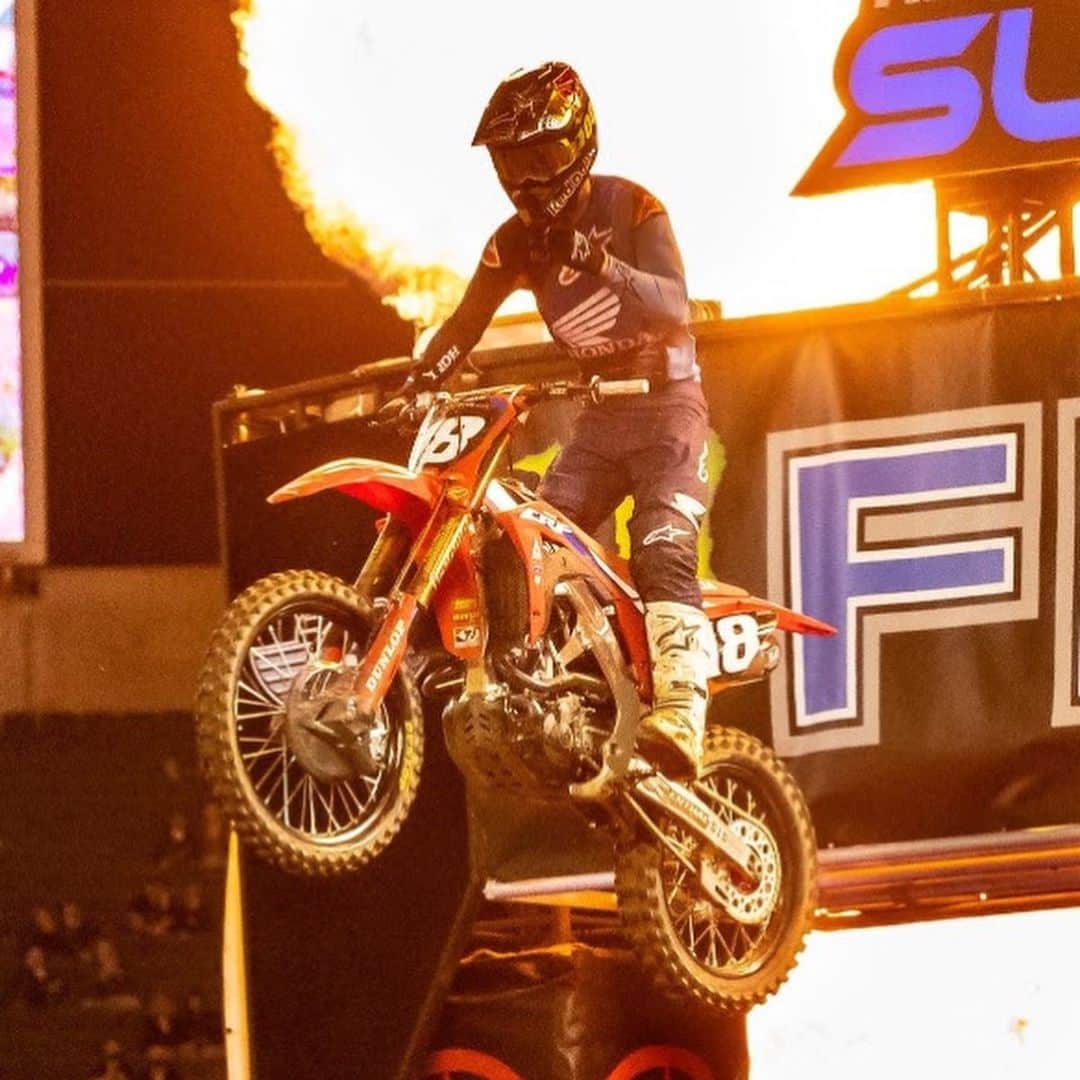 Honda Powersports USさんのインスタグラム写真 - (Honda Powersports USInstagram)「Red Rider Race Report  //SUPERCROSS// Team Honda HRC’s Ken Roczen @kenroczen94 put together another solid ride aboard his CRF450R at this weekend's Orlando Supercross, finishing second and maintaining the lead in the 450SX title chase, while his 17-year-old teammate Jett Lawrence @jettson18 notched his second career win in the 250SX East class.   //NGPC// During this weekend's NGPC round at Taft, California's Honolulu Hills Raceway, SLR Honda's Tallon LaFountaine @tallonlafountaine worked his way forward from a sixth-place start to top the Pro 2 class, increasing his points lead.   #ridered」2月16日 4時55分 - honda_powersports_us