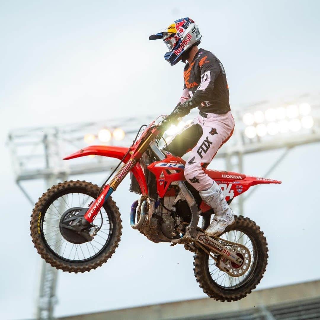 Honda Powersports USさんのインスタグラム写真 - (Honda Powersports USInstagram)「Red Rider Race Report  //SUPERCROSS// Team Honda HRC’s Ken Roczen @kenroczen94 put together another solid ride aboard his CRF450R at this weekend's Orlando Supercross, finishing second and maintaining the lead in the 450SX title chase, while his 17-year-old teammate Jett Lawrence @jettson18 notched his second career win in the 250SX East class.   //NGPC// During this weekend's NGPC round at Taft, California's Honolulu Hills Raceway, SLR Honda's Tallon LaFountaine @tallonlafountaine worked his way forward from a sixth-place start to top the Pro 2 class, increasing his points lead.   #ridered」2月16日 4時55分 - honda_powersports_us