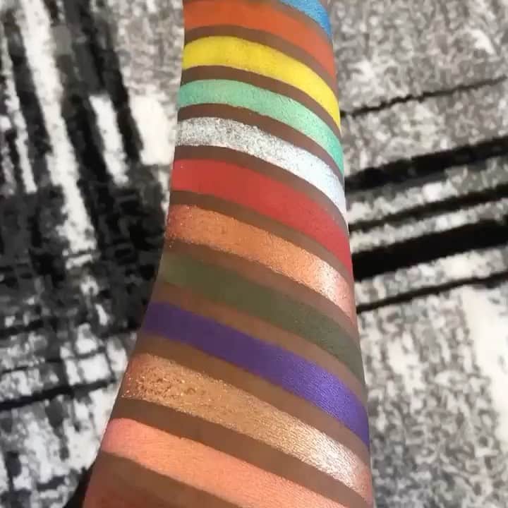 Makeup Addiction Cosmeticsのインスタグラム：「🌸 Sinful eyes palette giving us life!!! Can we appreciate the level of pigment? If you Haven’t tried it yet, you are missing out!!! 😱  We have lovingly selected a blend of textures that work harmoniously together. The Sinful eyes palette contains 15 eyeshadows in 5 textures: 5 soft mattes, 5 intense shimmers, 1 semi matte, 1 matte with a soft sheen and 3 wet metallic glitters.  🖌 Which colours are calling your name?  #sinfuleyes #makeupaddictioncosmetics #makeupaddiction #trendmood1 #melaninbeautiesunite #wakeupandmakeup #vegas_nay」