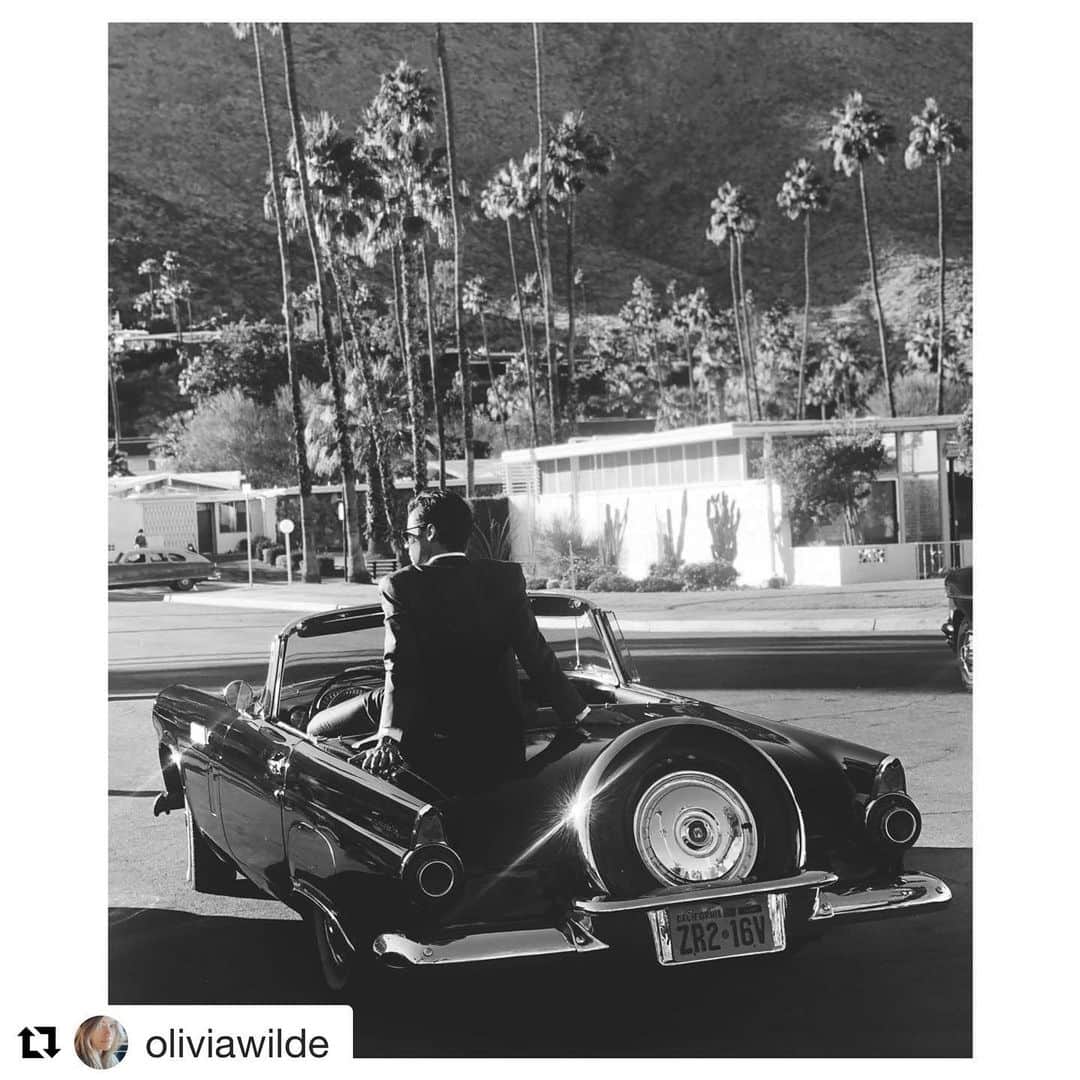 ジェニファー・エスポジートのインスタグラム：「I wanted to repost this from @oliviawilde  because what she is talking about below is EXACTLY what is happening with my film, which is also female driven. Come on men, I KNOW there are some amazing actors out there that want to lend their talent and support females in these stories. Right? Sadly, the actor ALSO must mean something financially. Creating shouldn’t be this difficult with rules that are so out of whack. Time for change  Thanks so speaking about this @oliviawilde   #Repost @oliviawilde with @get_repost ・・・ Little known fact: most male actors don’t want to play supporting roles in female-led films. The industry has raised them to believe it lessens their power (i.e financial value) to accept these roles, which is one of the reasons it’s so hard to get financing for movies focusing on female stories. No joke, it is harrrrrd to find actors who recognize why it might be worth it to allow for a woman to hold the spotlight. Enter: @harrystyles, our “Jack” .  Not only did he relish the opportunity to allow for the brilliant @florencepugh to hold center stage as our “Alice”, but he infused every scene with a nuanced sense of humanity. He didn’t have to join our circus, but he jumped on board with humility and grace, and blew us away every day with his talent, warmth, and ability to drive backwards. 👊 #dontworrydarling」