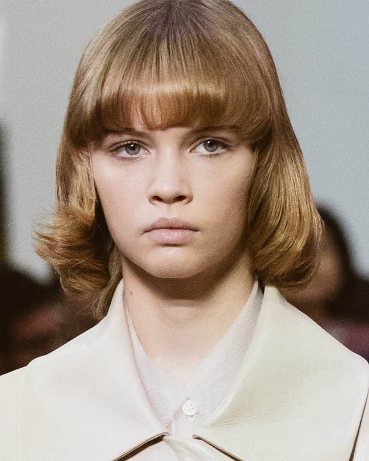 Vogue Beautyさんのインスタグラム写真 - (Vogue BeautyInstagram)「Switching up your hairstyle? Try the classic fringe. As Emily in Paris inspires Francophile fever—for better or for worse—three Parisian It girls showcase different takes on the laissez-faire fringe. Tap the link in our bio for them all.  Photographed by @coreytenold」2月16日 5時00分 - voguebeauty