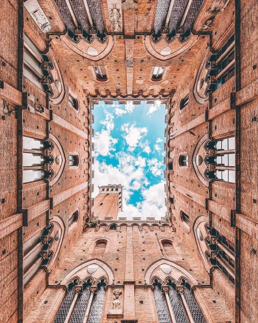 イタリア政府観光局 東京支局のインスタグラム：「昔の人も同じ空を眺めていたかも☺  #シエナ #siena #イタリア #トスカーナ #Tuscany #ilikeitaly #loveイタリア #旅 @italiait  @visittuscany  Special Thanks to 😘📸 @gualtierivic_」