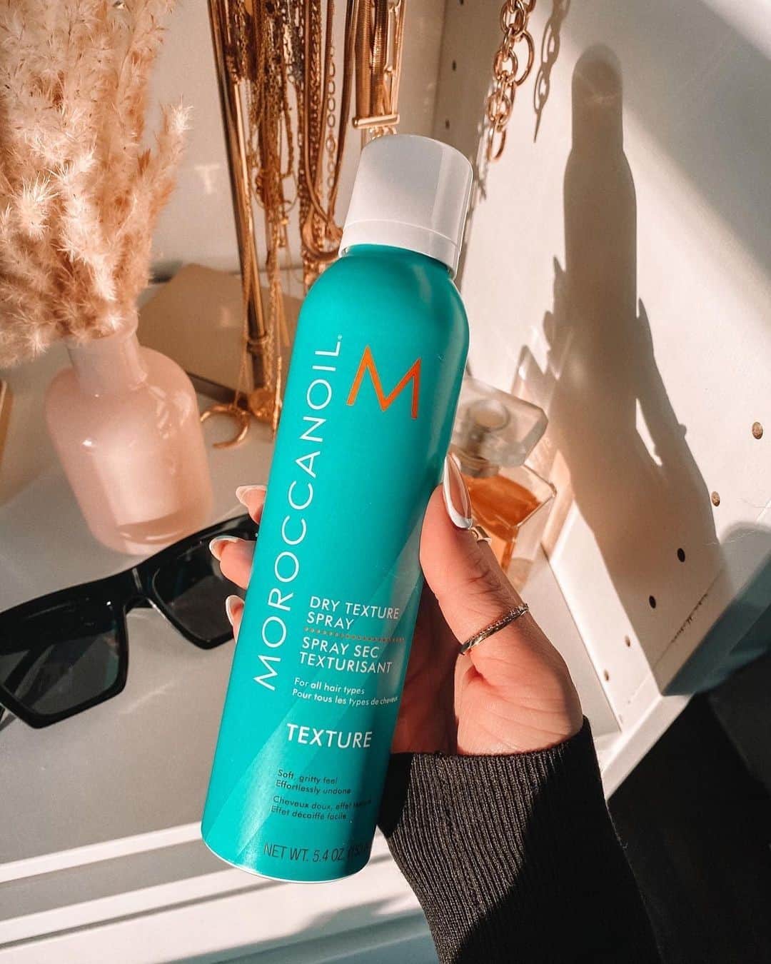 Moroccanoilさんのインスタグラム写真 - (MoroccanoilInstagram)「Dry Texture Spray 3 ways! - Use to prep for foundational grip needed for no-slip braids and updos. - Gives the look of an effortless, undone finish. - Adds a touch of texture and volume. 📸: @miles.and.smiles」2月16日 5時01分 - moroccanoil