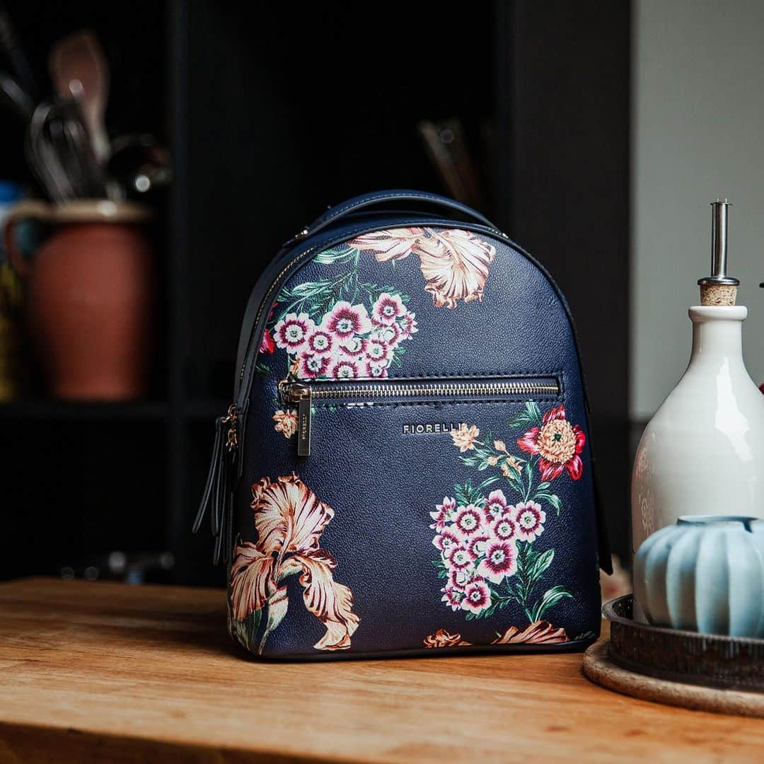 フィオレッリさんのインスタグラム写真 - (フィオレッリInstagram)「A neutral navy base brought to life with our luxe Lysander print, injecting a subtle pop of floral into our best-selling backpack Anouk 🌸 #FiorelliBags #VeganBackpack #FloralBackpack #Backpacks」2月16日 5時02分 - fiorelli_bags