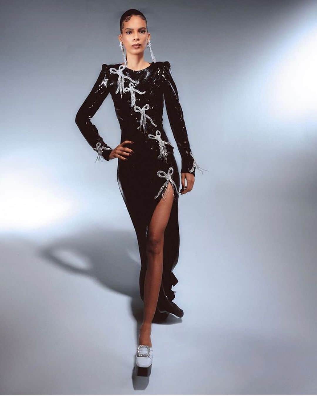 V Magazineさんのインスタグラム写真 - (V MagazineInstagram)「For @prabalgurung Fall/Winter 2021, Gurung brought back the glamour and exuberance of the ’80s with a collection that drew inspiration from the beat of the NYC scene. With over-the-top ensembles consisting of voluminous shoulders and various polka dot and floral pieces, the Gurung girl demands all eyes on her this upcoming fall season! ✨ — Brand: @prabalgurung Models: @jaydenn_jack (@imgmodels) @ikcewicasa (@clickmodelny) @liz.kennedy_ (@fusionmodelsnyc) @tamiwilliamsofficial (@thesocietynyc) @dara._ (@heroesmodels)」2月16日 5時02分 - vmagazine