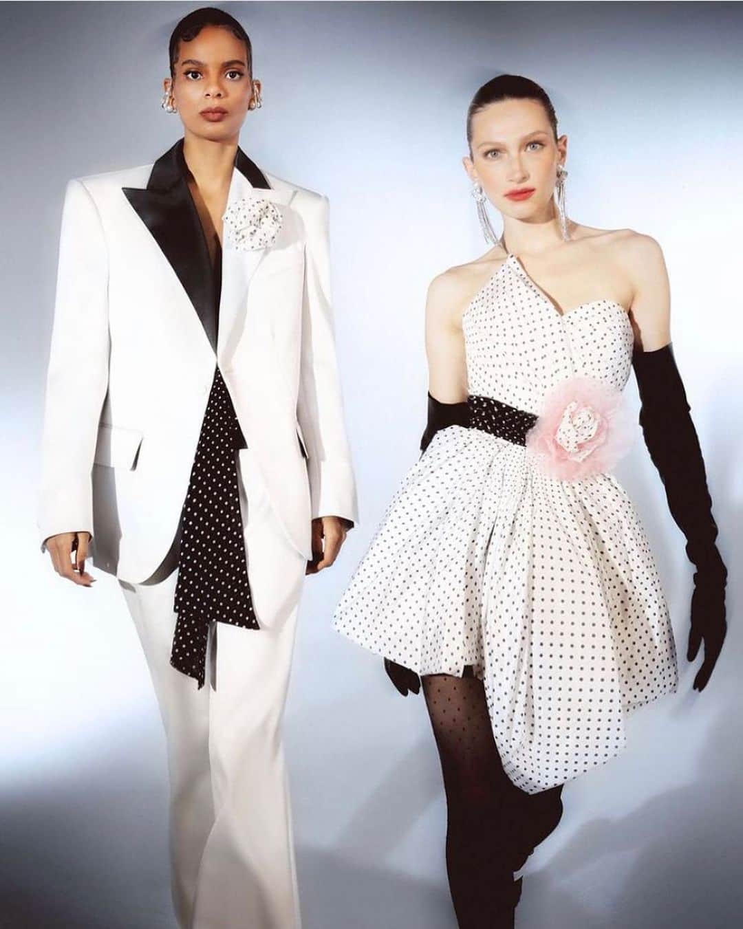V Magazineさんのインスタグラム写真 - (V MagazineInstagram)「For @prabalgurung Fall/Winter 2021, Gurung brought back the glamour and exuberance of the ’80s with a collection that drew inspiration from the beat of the NYC scene. With over-the-top ensembles consisting of voluminous shoulders and various polka dot and floral pieces, the Gurung girl demands all eyes on her this upcoming fall season! ✨ — Brand: @prabalgurung Models: @jaydenn_jack (@imgmodels) @ikcewicasa (@clickmodelny) @liz.kennedy_ (@fusionmodelsnyc) @tamiwilliamsofficial (@thesocietynyc) @dara._ (@heroesmodels)」2月16日 5時02分 - vmagazine