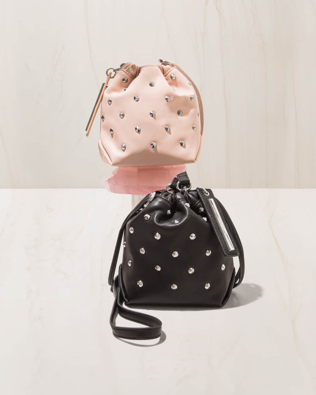 Santa Lollaのインスタグラム：「O que falar sobre a modernidade e atitude fashion de uma bolsa bucket? Em versão reeditada, ela traz aplicação de tachas que torna tudo mais interessante, além da praticidade da alça tiracolo. É pra ter uma de cada! [ R$279,90 cada ] #santalollaverao21 #SLhandbag #bucketbag」