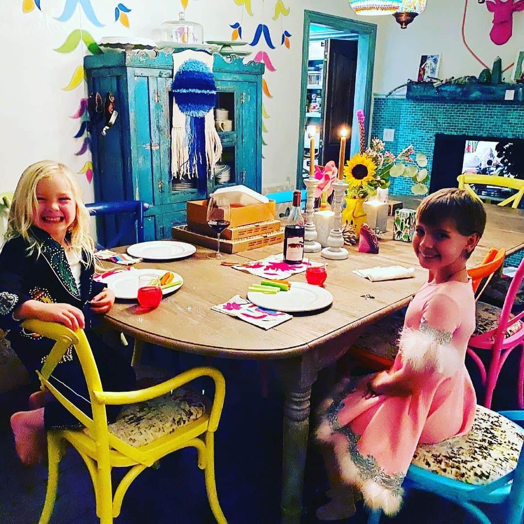P!nk（ピンク）のインスタグラム：「Happy Valentine’s candle-lit dress up fancy pizza dinner for 3 please 👩‍👧‍👦🌹🍕💝」