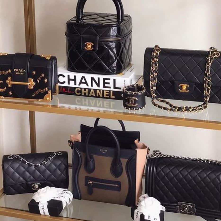 GILTのインスタグラム：「POV: You’re deciding which bag you’re bringing to the grocery store. Photo by: @missyanacherie.」