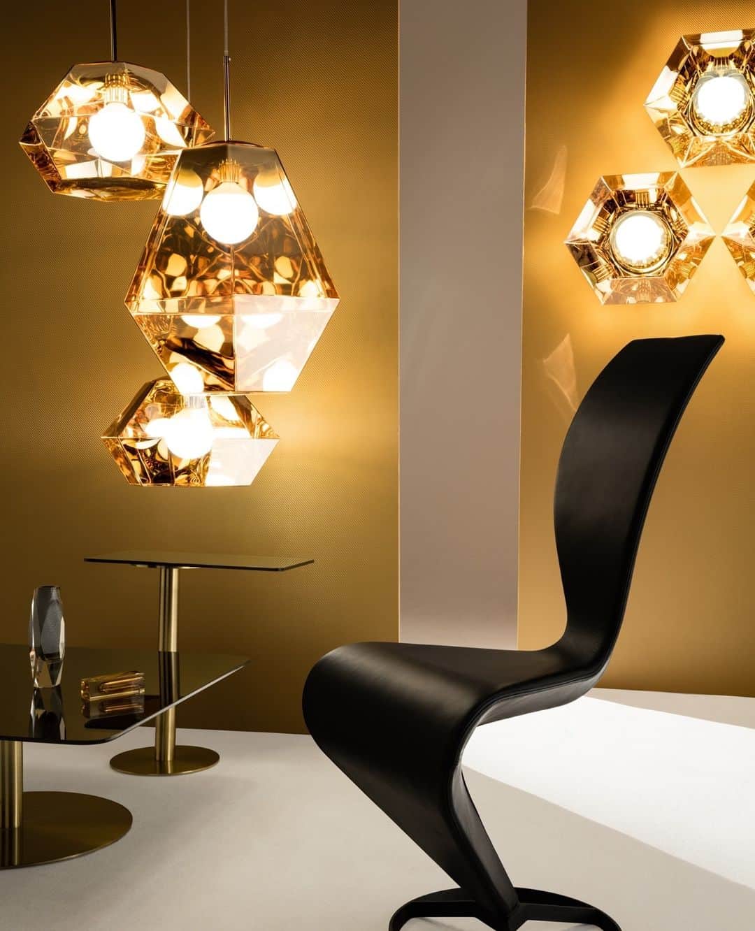 トム ディクソンのインスタグラム：「Our gold CUT surface and pendant lights with our S-Chair - for an extraordinary optical effect.⁠ ⁠  CUT: Hypnotising reflections of the luminous orb repeat indefinitely within the diamond cut, vacuum metallised interior.⁠」