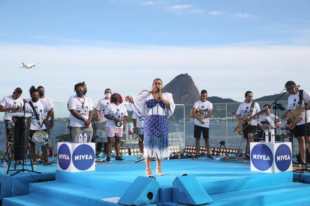Preta Gilのインスタグラム：「Ainda estou em êxtase com a nossa live de ontem!!! Foram semanas de muito trabalho pra entregar o melhor pra vocês, um esforço que valeu muito, poder estar perto dos meus músicos fazendo o que mais amamos, levar nossa energia pra vocês e ainda ajudar um montão de gente que está sem trabalho nesse carnaval foi emocionante!!! O @blocodapreta sempre teve um propósito levar alegria, diversidade e respeito onde quer que ele vá !! Fizemos isso de uma forma diferente esse ano, mesmo de longe reafirmamos nossos valores AMOR E RESPEITO sempre!!! obrigada a todos que assistiram e postaram na internet suas reações eu amei !!! Meus amigos amados @teresacristinaoficial e @mumuzinho obrigada por estarem ao meu lado!!! Obrigada meus patrocinadores @niveabrasil @engov_oficial @mercadolivre @absolutbrasil @skybrasil @prodigyhotels por me ajudarem a ajudar quem tanto precisa !!! Obrigada @ligaentretenimento e @music2mynd por toda dedicação em realizar essa live tão linda !!! Sou só gratidão hoje e sempre!!! #livedoblocodapreta SE VOCÊ NÃO ASSISTIU E SÓ IR LÁ NO MEU CANAL NO YOUTUBE fotos @agenciabrazilnews @robertofilho_profissional」
