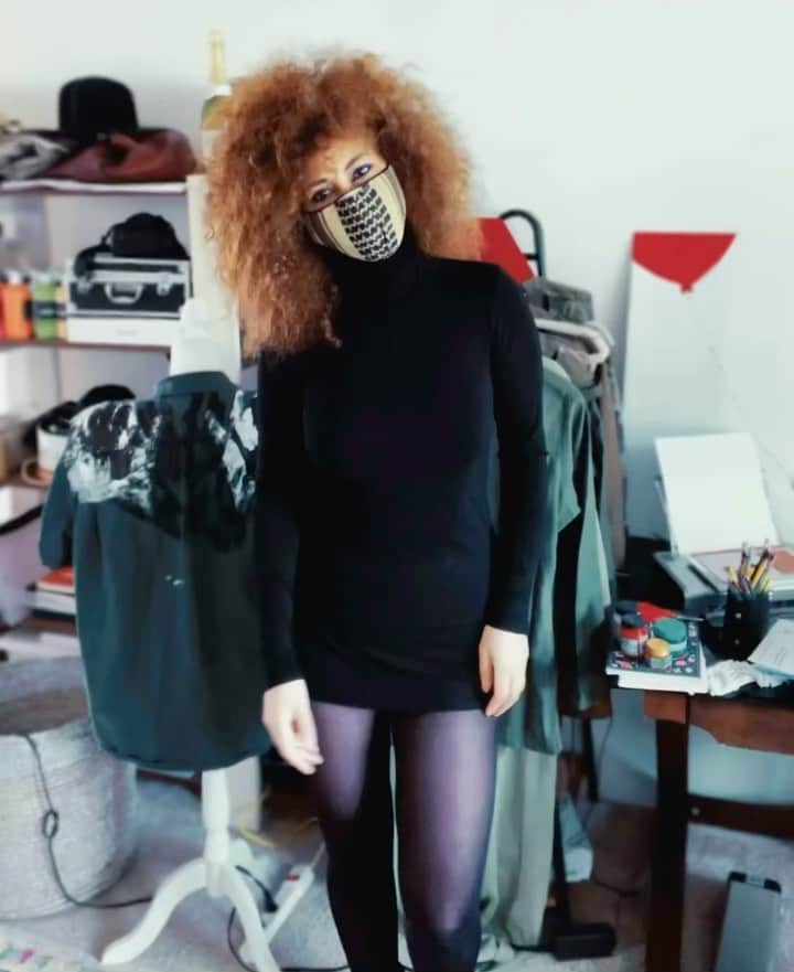ヤスミン・アル＝マスリーのインスタグラム：「I love you @ramikashou thank you for keeping me safe while feeling at home #kuffieh #mask」
