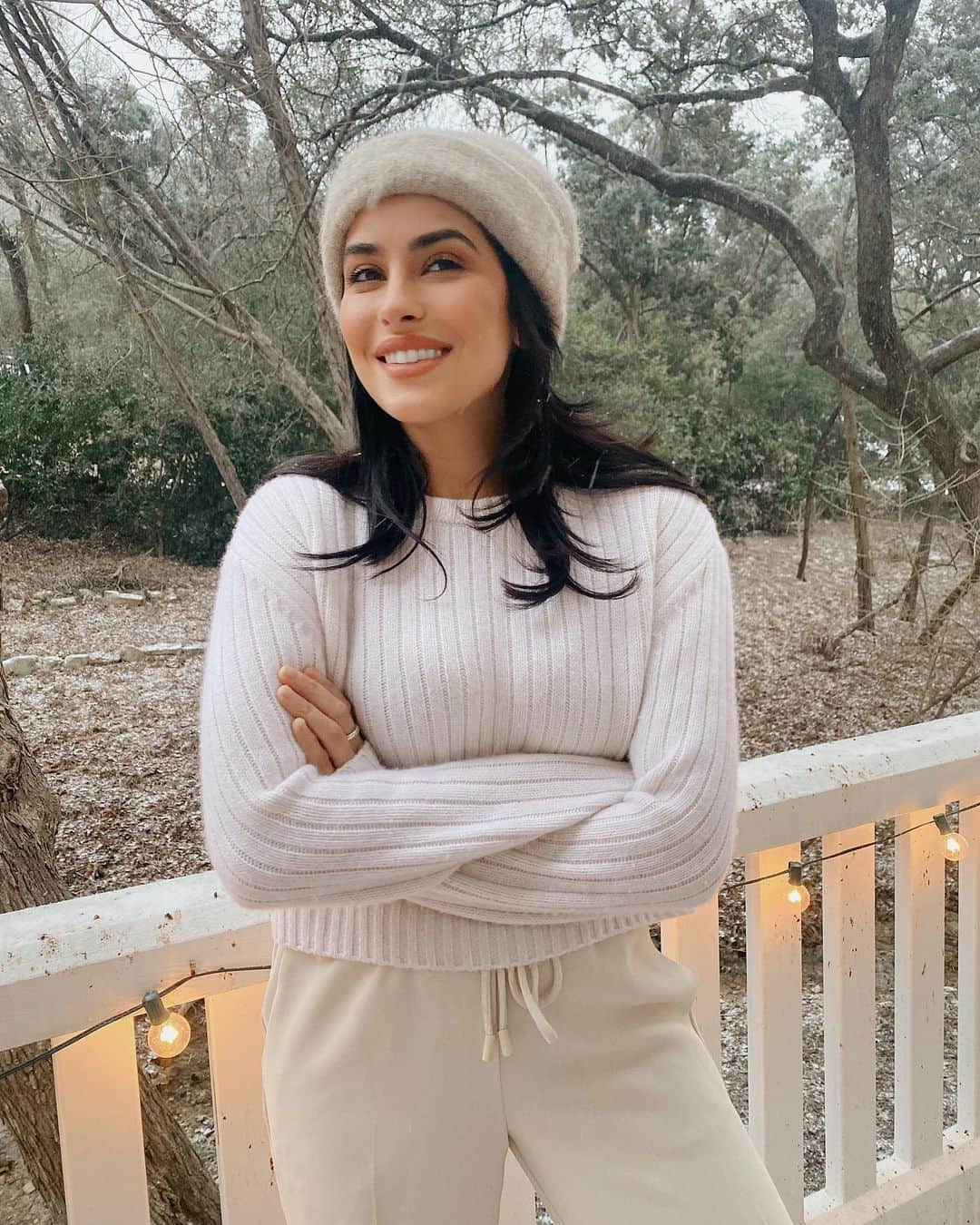 Sazan Hendrixさんのインスタグラム写真 - (Sazan HendrixInstagram)「Woke up to snow again in TX! It’s so crazy that we’re seeing this kind of winter in the south 🥶 I know all my homies in the North are like 🥱. Regardless, there have been power outages all across the state and lots of cars stranded in our area. Stevie ended up taking his Jeep to help rescue cars stuck on the icy roads! Not sure where he learned to do that but I guess I will promise to never hate on that darn Jeep again LOL. Hope you’re having an eventful Monday! 😂 Stay safe and warm everyone! ❄️ 🥣🛻 #winterintexas #steveismyhero」2月16日 5時28分 - sazan