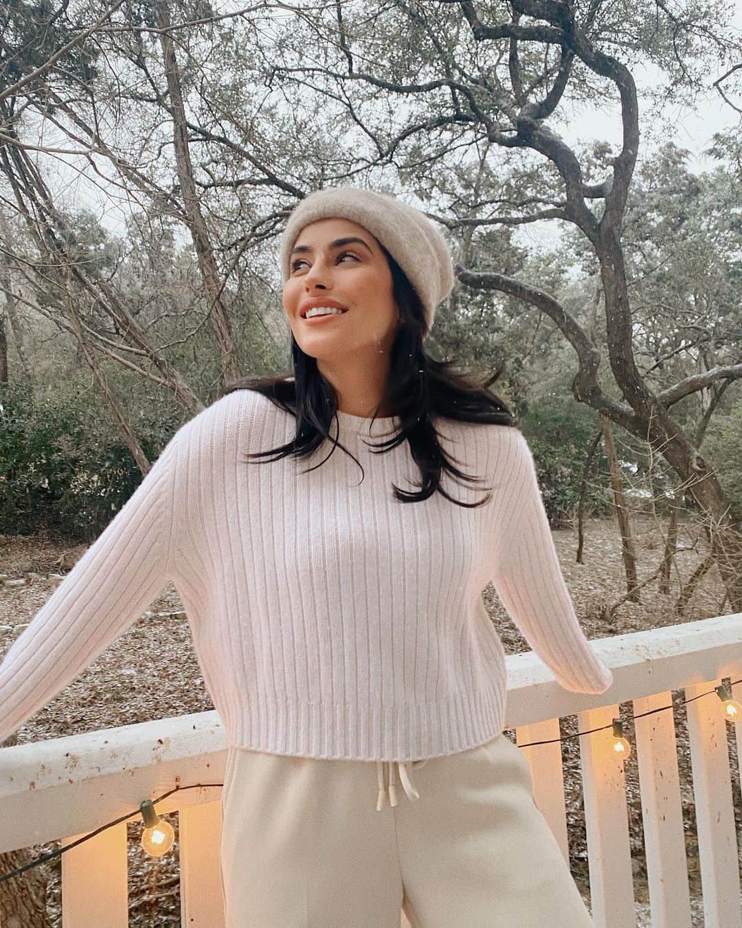 Sazan Hendrixさんのインスタグラム写真 - (Sazan HendrixInstagram)「Woke up to snow again in TX! It’s so crazy that we’re seeing this kind of winter in the south 🥶 I know all my homies in the North are like 🥱. Regardless, there have been power outages all across the state and lots of cars stranded in our area. Stevie ended up taking his Jeep to help rescue cars stuck on the icy roads! Not sure where he learned to do that but I guess I will promise to never hate on that darn Jeep again LOL. Hope you’re having an eventful Monday! 😂 Stay safe and warm everyone! ❄️ 🥣🛻 #winterintexas #steveismyhero」2月16日 5時28分 - sazan