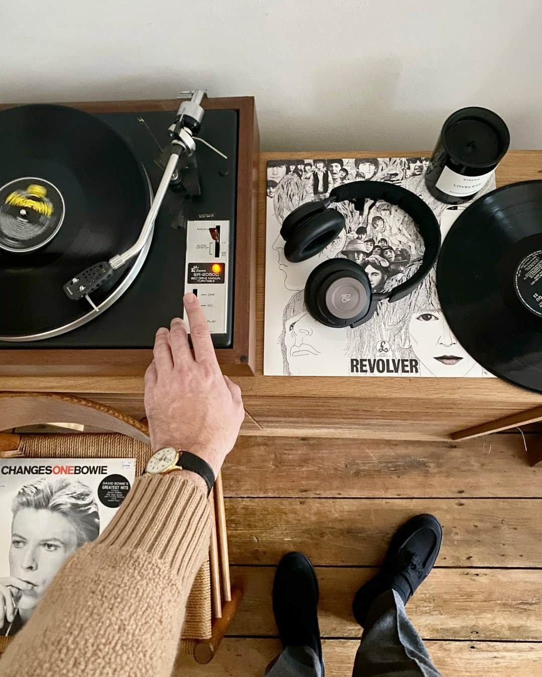 MR PORTERのインスタグラム：「Put your records on 🎶  Let us know in the comments, are you a Beatles or Bowie man? #MRPORTERathome  📸 @odellsstudios」