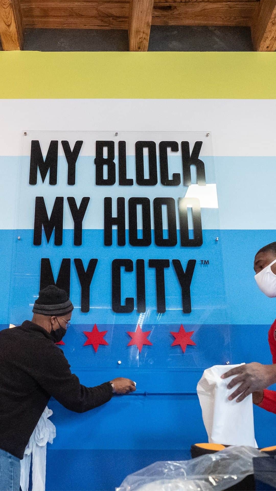 ジャスミン・トゥークスのインスタグラム：「@myblockmyhoodmycity’s Explorers Program offers virtual events and activities that provide a safe and engaging space for Chicago teens. We partnered with M3 to design a home base all their own where members can gather, express themselves and be inspired. Follow along with the program's goal to challenge preconceived notions, widen perspectives, and create new opportunities at @myblockmyhoodmycity. Read more about our partnership on the blog at the link in bio. #MyBlockMyHoodMyCity #ChicagoLove #ChicagoLocal」