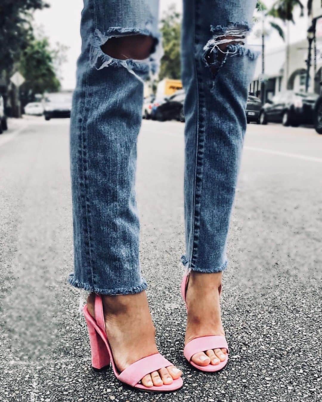 ブライアンアトウッドさんのインスタグラム写真 - (ブライアンアトウッドInstagram)「Warmer weather is around the corner ☀️  My CRAWFORD pink suede sandal is a classic.  #sickshoes #pink #miami #highheels #madeinitaly #luxury #sun #sexy #fashion」2月16日 5時35分 - brian_atwood