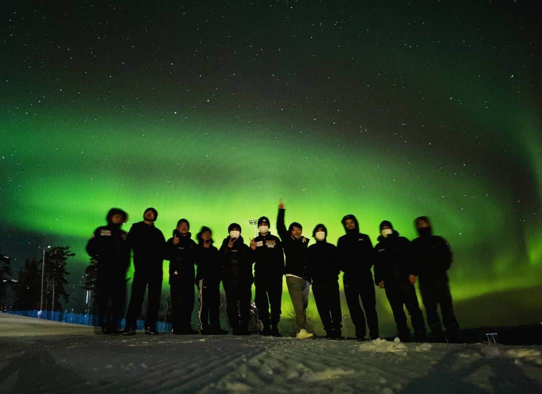 岡本圭司のインスタグラム：「Finally, we were able to see the aurora at last night. Everything was perfect on this trip. Thanks everyone. 特大のオーロラ。 「これで今晩出たら出来すぎだね」なんて最後の夕食の時に笑ってたらまさかの最後に現れた。 入念に準備して、そして全てが噛み合ったトリップにはこういう感動的なラストが待ち構えているものだ。 今回は自分にとって本当に大きなトリップになった。 チームの皆、サポートしてくれる皆、そして日本で支えてくれる全ての仲間にありがとう。 #wearetheteam  #werideforever」