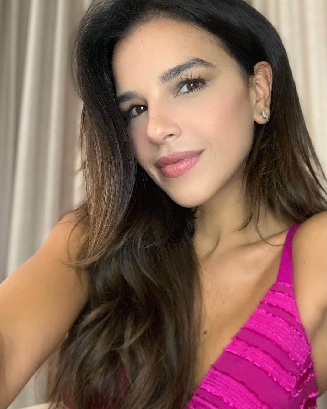 Mariana Riosのインスタグラム：「Como eu já contei pra vocês por aqui, nunca tinha feito nenhum procedimento estético mais invasivo até conhecer @juvedermbrasil marca líder mundial em preenchedores injetáveis à base de ácido hialurônico. Vocês acompanharam todo o processo e agora vim mostrar o resultado final, que eu tanto gostei. O procedimento trouxe mais naturalidade para minha expressão facial, que é exatamente o que busco. Me sinto confiante e segura! Confira mais sobre o tratamento em @juvedermbrasil 🥰#BelezaSemFiltros #JuvedermBrasil #publi」