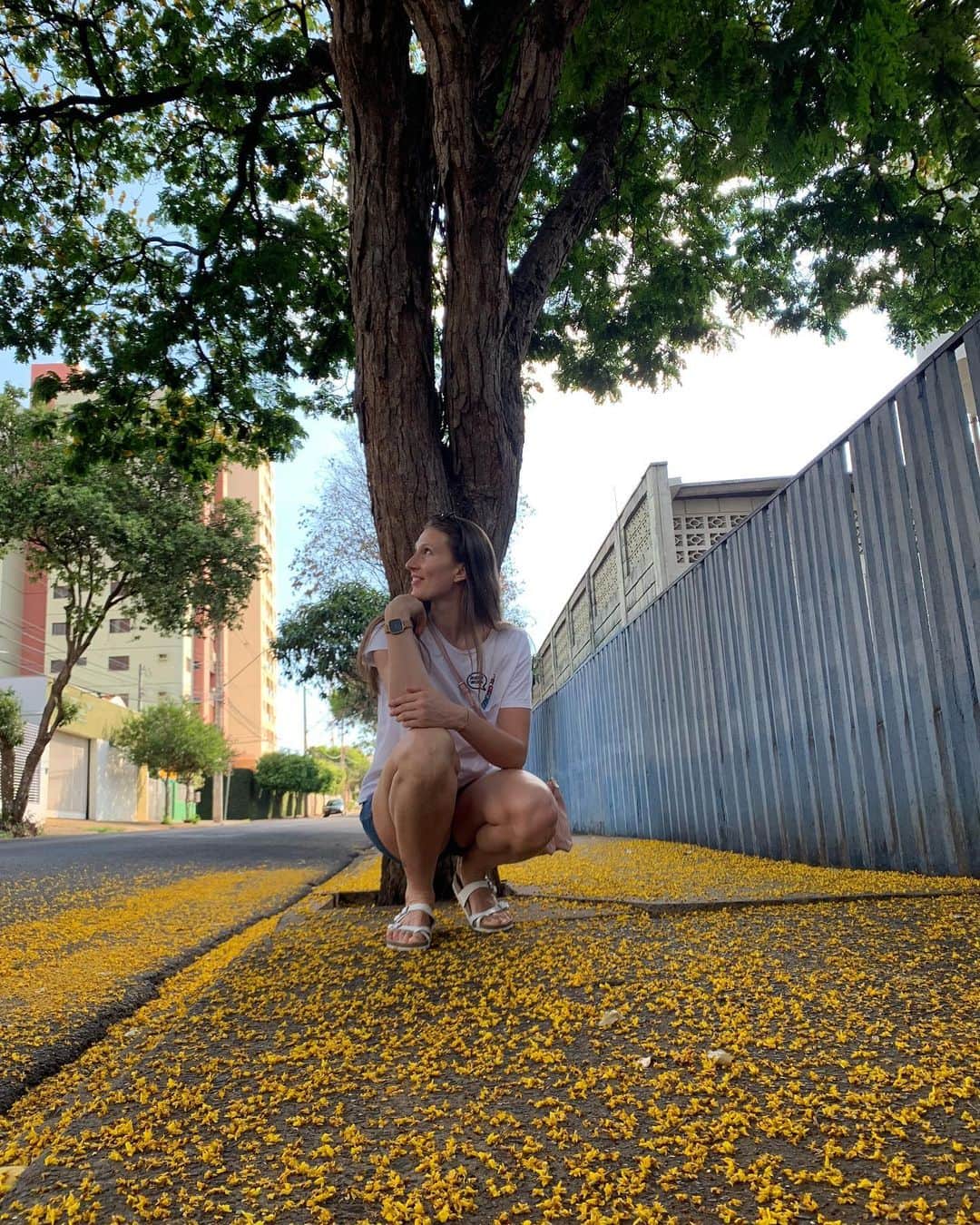 ポリーナ・ラヒモワのインスタグラム：「it's snowing somewhere.  we have flower «snow» . P.S.: let's play?  what am I thinking?」