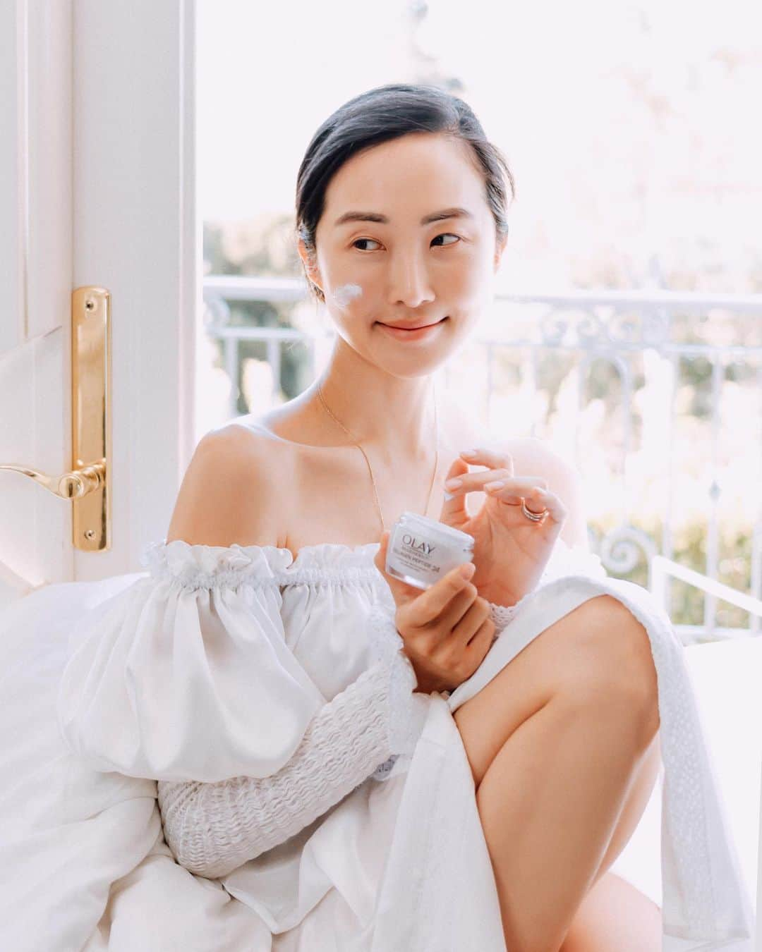 クリッセル・リムさんのインスタグラム写真 - (クリッセル・リムInstagram)「#ad Using a moisturizer that will bring that plumpness back into your skin. @olay Regenerist collagen peptide24 is a great affordable moisturizer that is lightweight, fragrance-free, and gives you 24 hours of hydration! #CollagenPeptide24 #FaceAnything」2月16日 5時49分 - chrisellelim