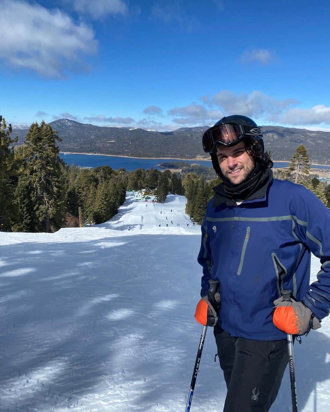 のインスタグラム：「Got the chance to (safely) hit the slopes the other day, and yes I did many cool tricks off those jumps. Just take my word for it. 🎿」