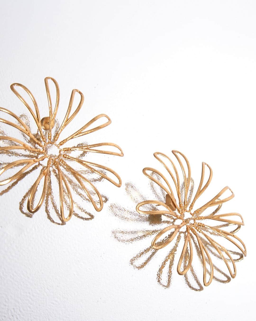 エルエヌシーシーのインスタグラム：「As seen in Jacquemus' Spring '21 show in the French countryside, the Les Fleurs Earrings are handcrafted in Italy from gold-tone brass and carefully twisted into shape. @jacquemus」