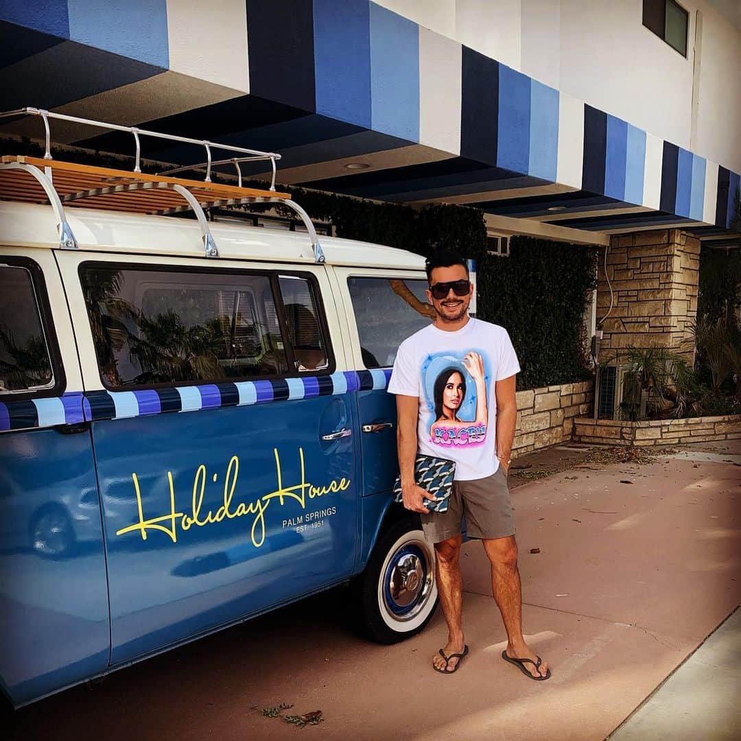 アンソニー・ラモスのインスタグラム：「Just when you thought Palm Springs couldn’t get any more gay, I bring Kacey along 🌵」